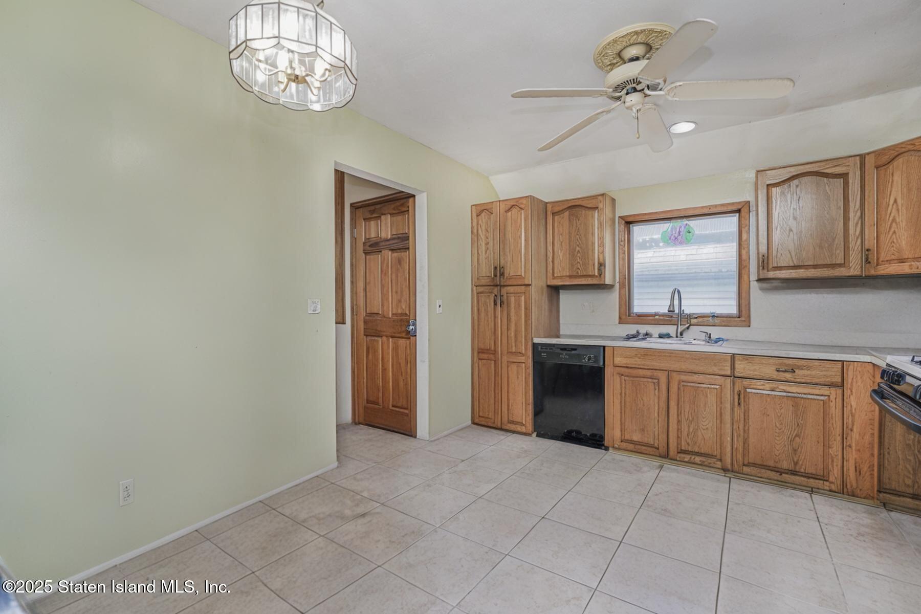 51 Rockwell Avenue Image 4