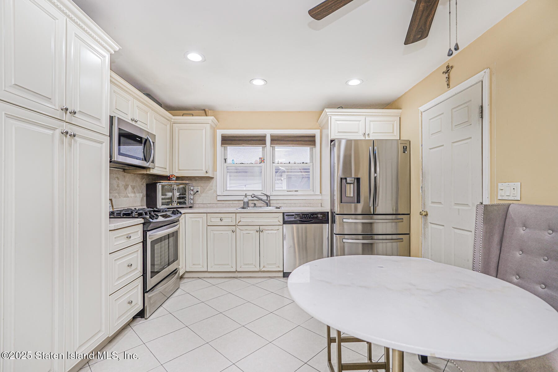137 Dixon Avenue Image 4