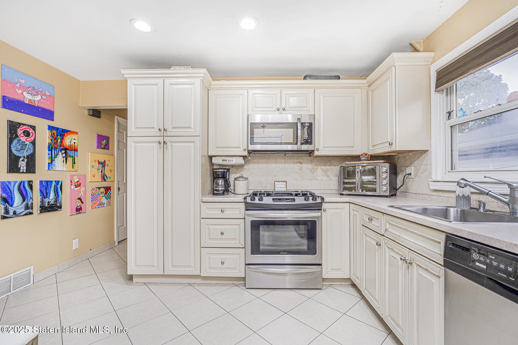 137 Dixon Avenue Image 5