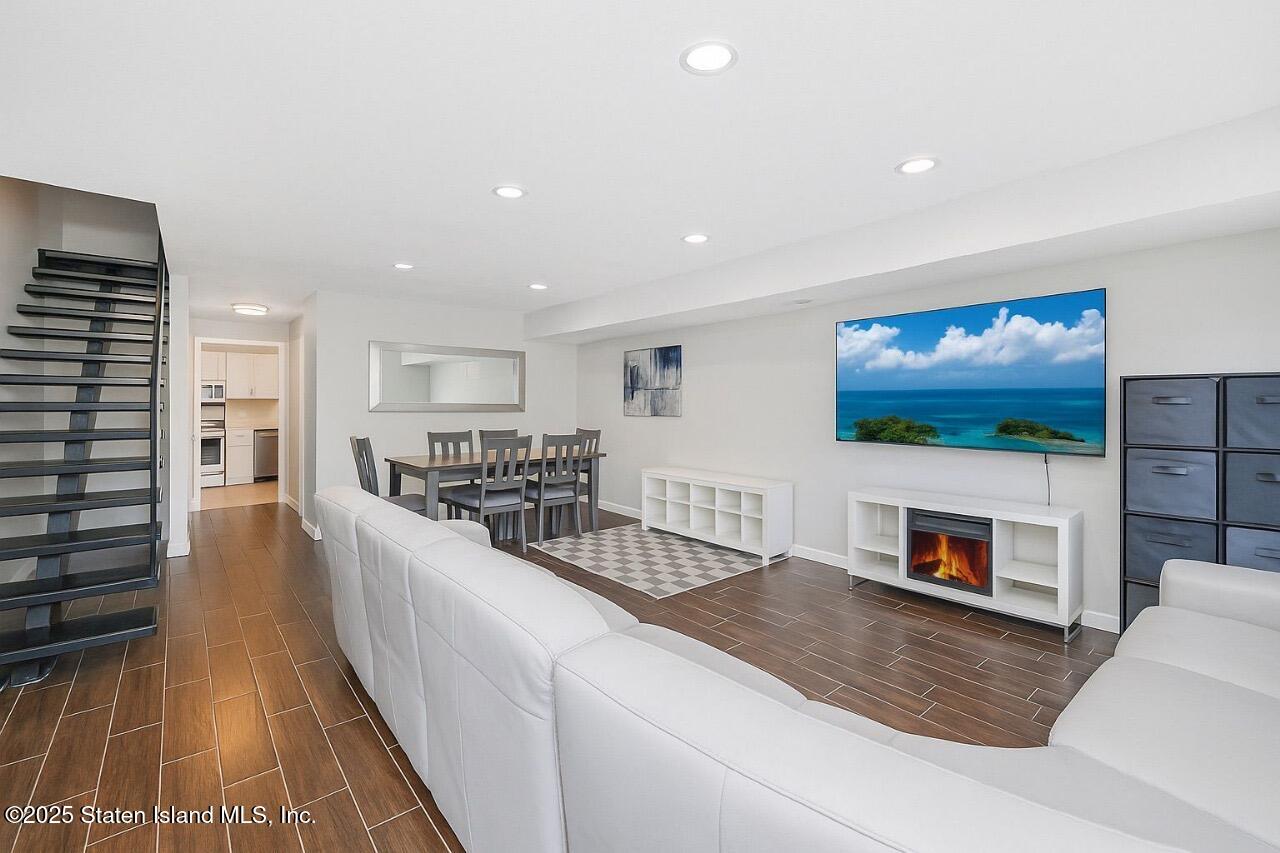 69 Rolling Hill Green Image 1