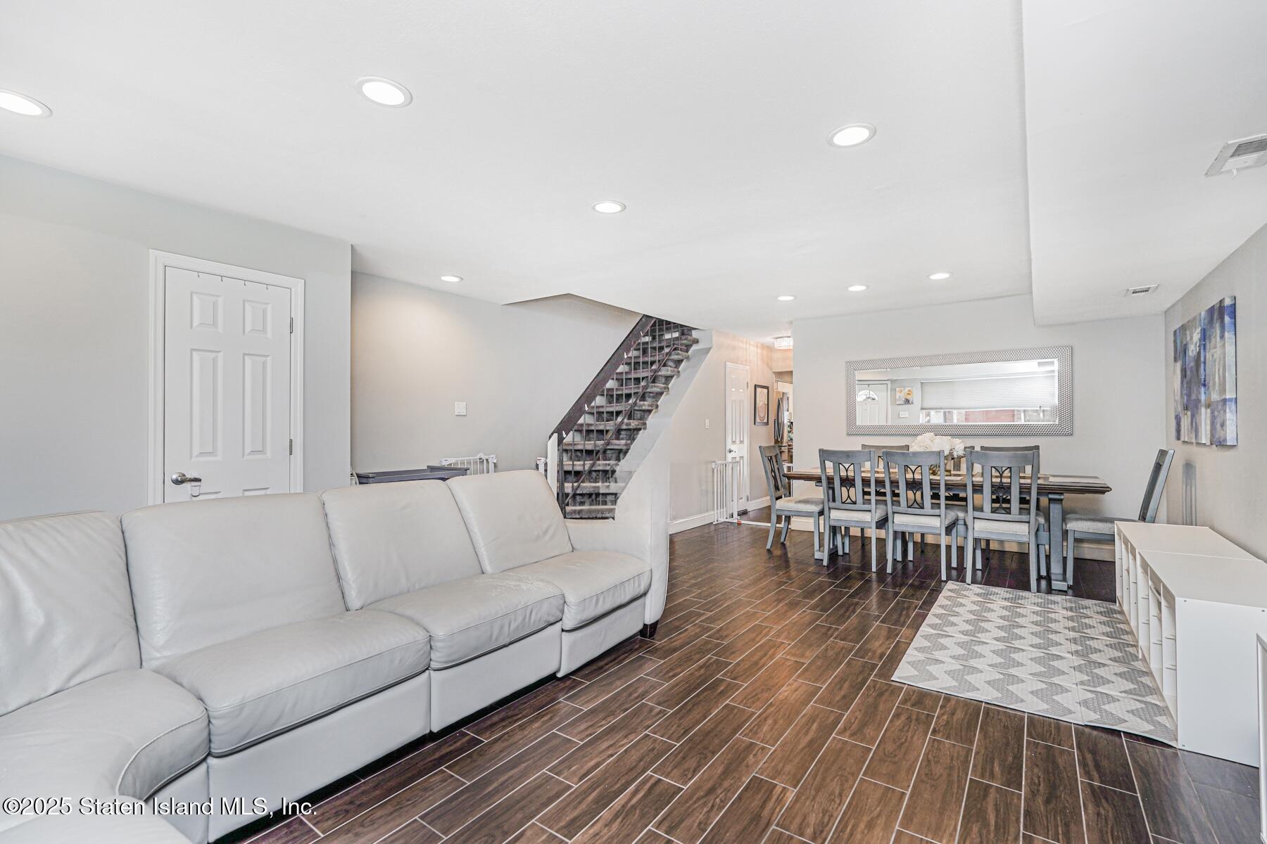 69 Rolling Hill Green Image 3