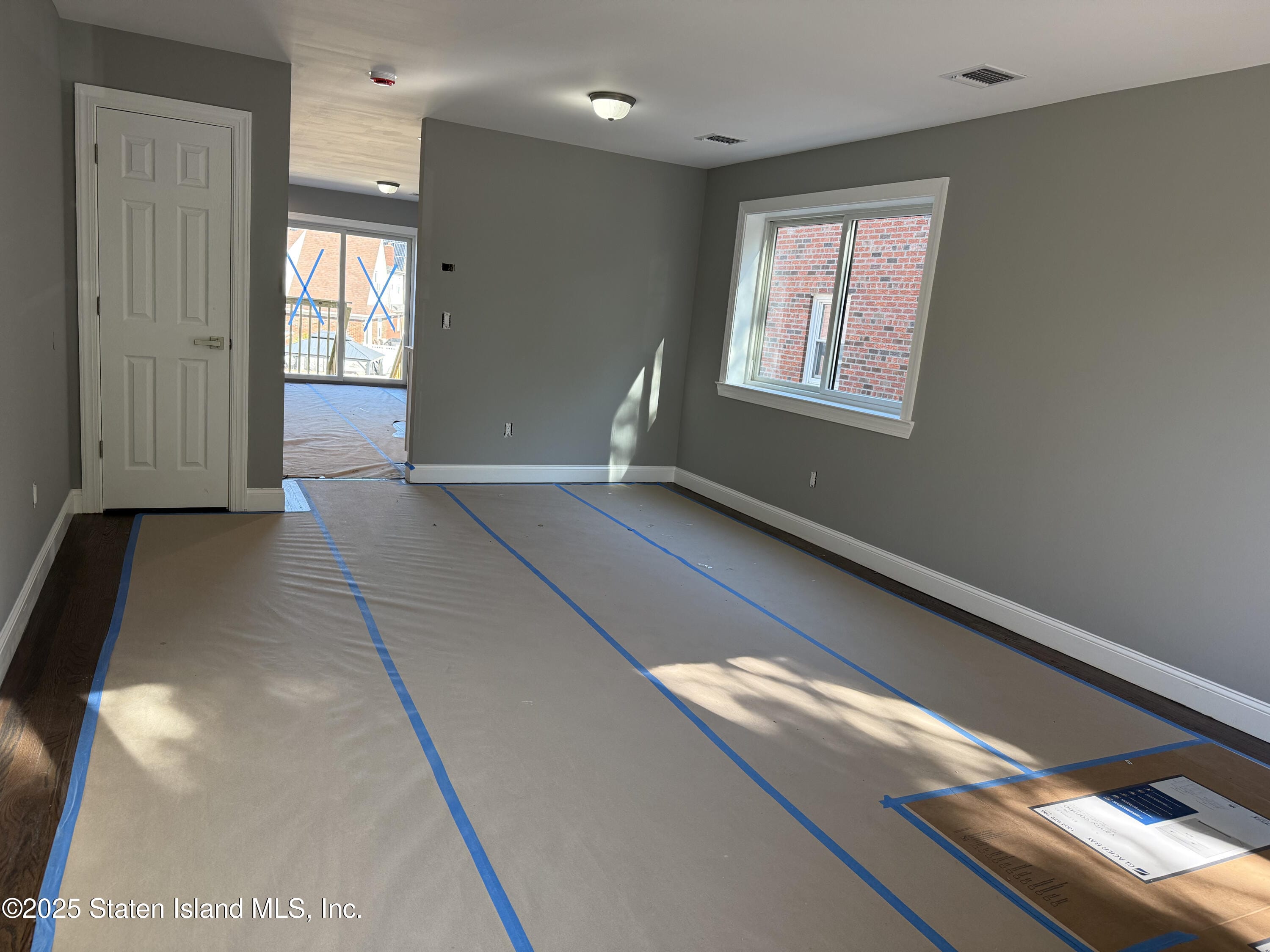 2439 Victory Boulevard Image 3