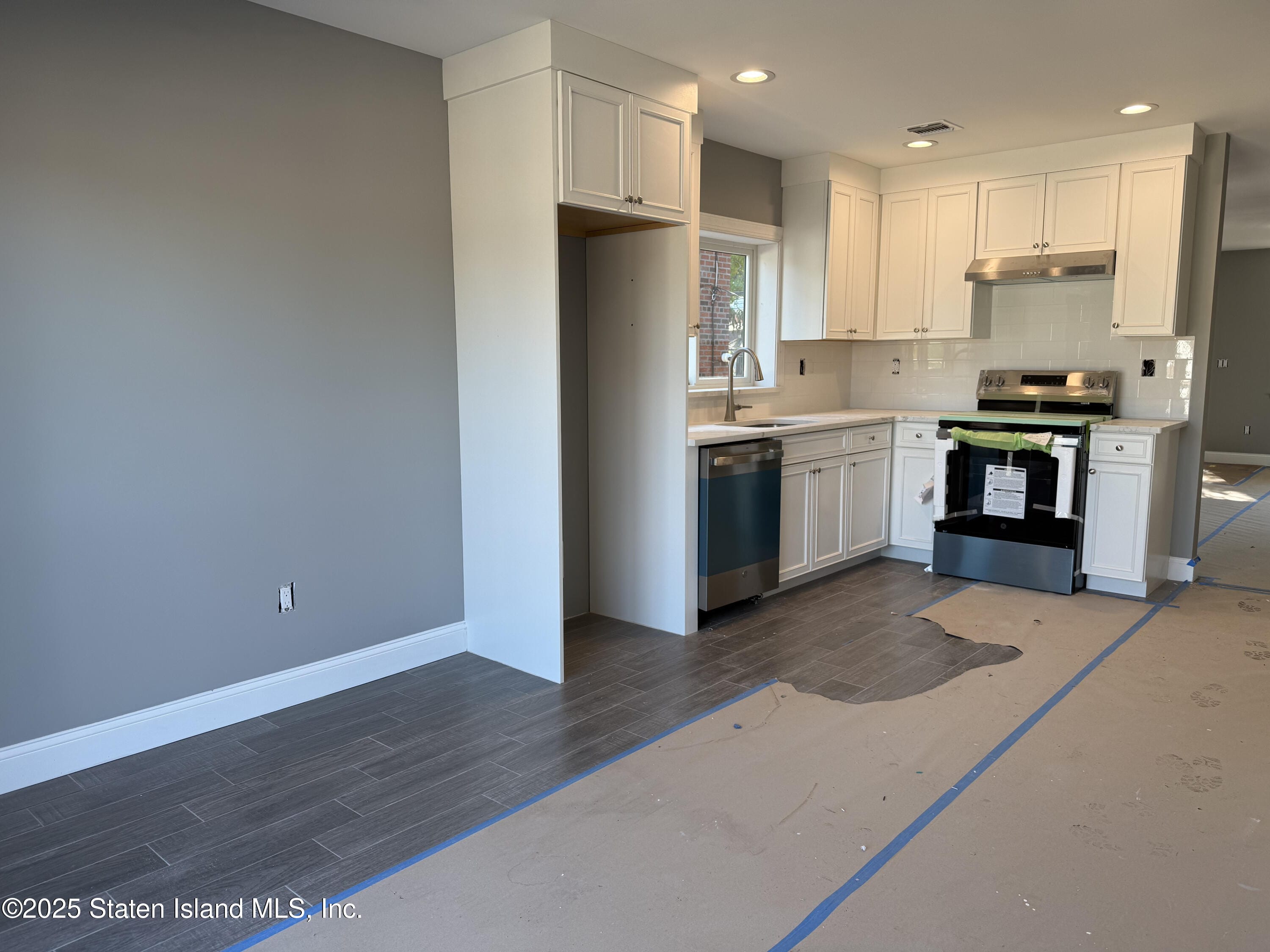 2439 Victory Boulevard Image 5