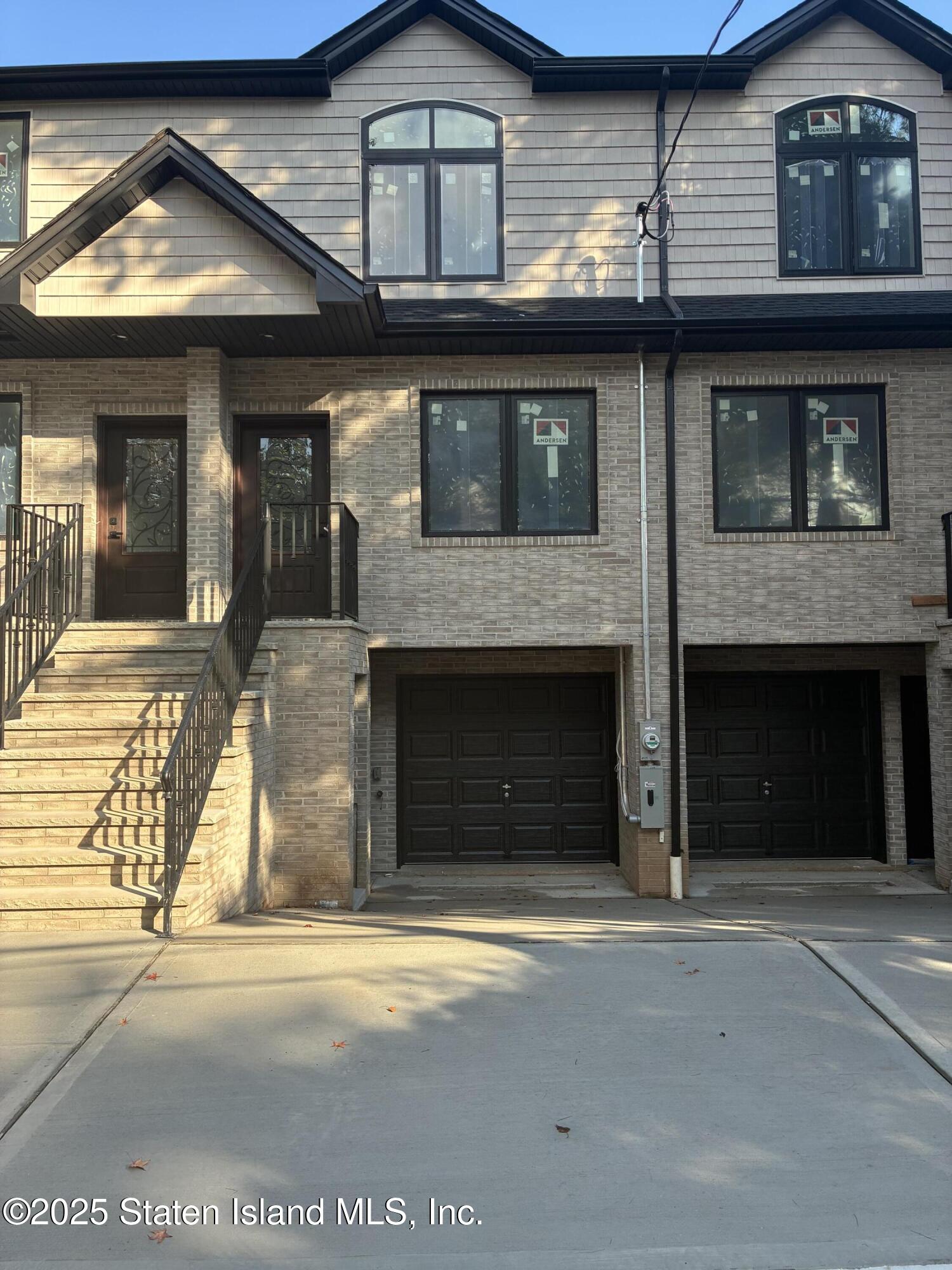 2439 Victory Boulevard Image 2