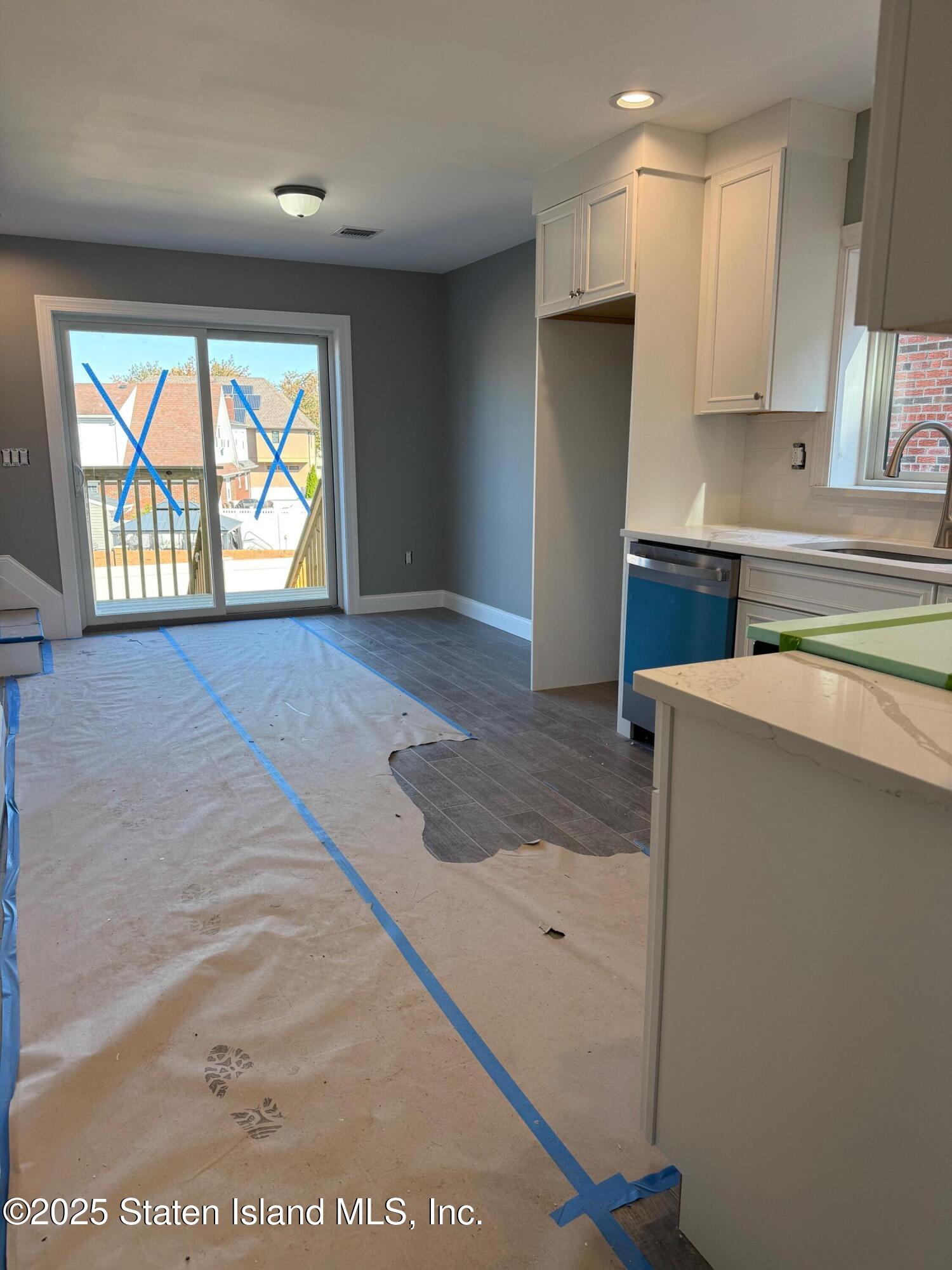 2439 Victory Boulevard Image 4