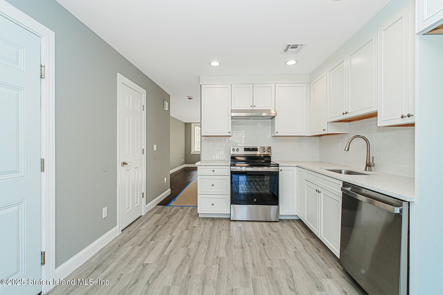 2439 Victory Boulevard Image 5