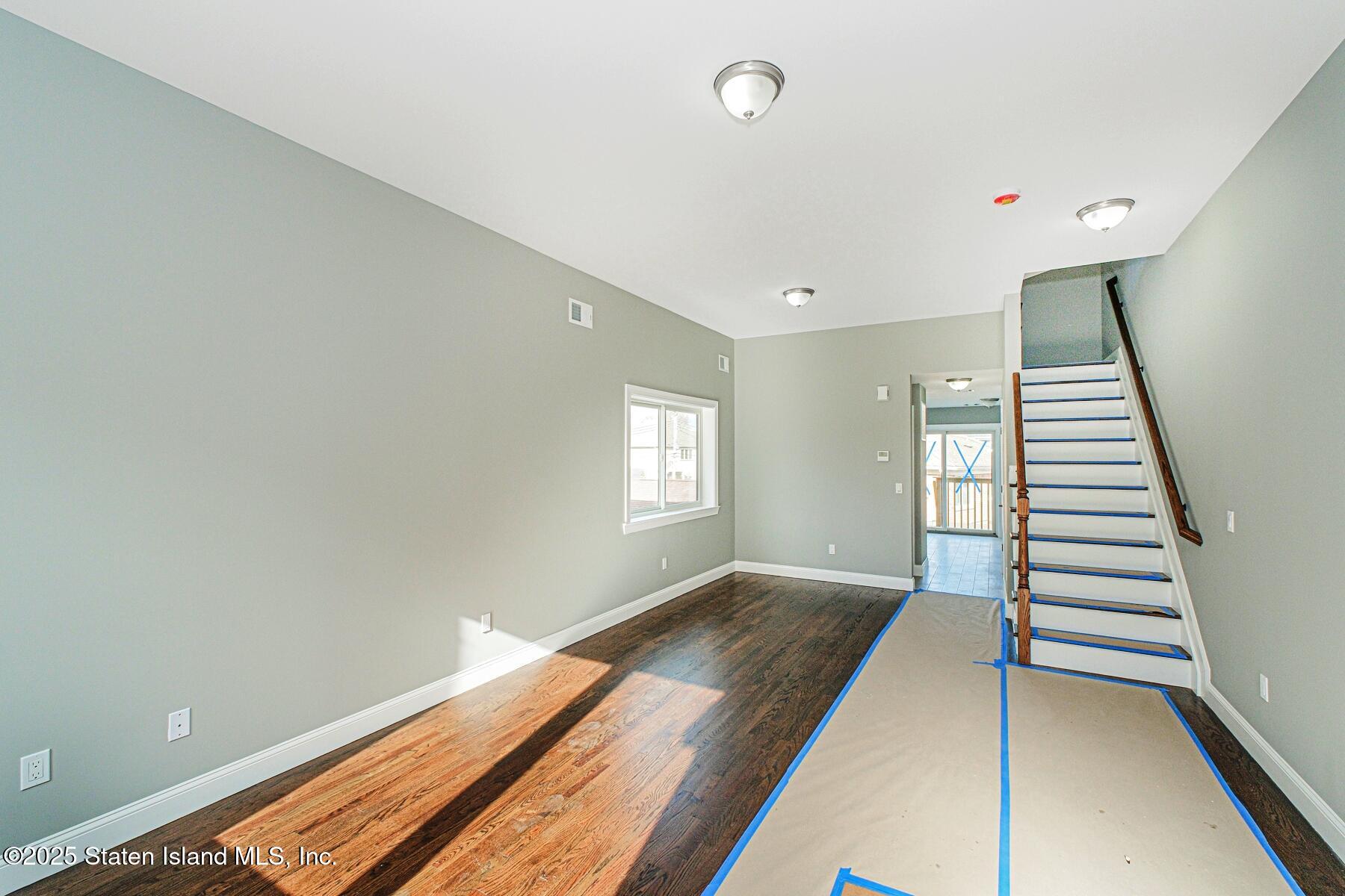 2441 Victory Boulevard Image 3