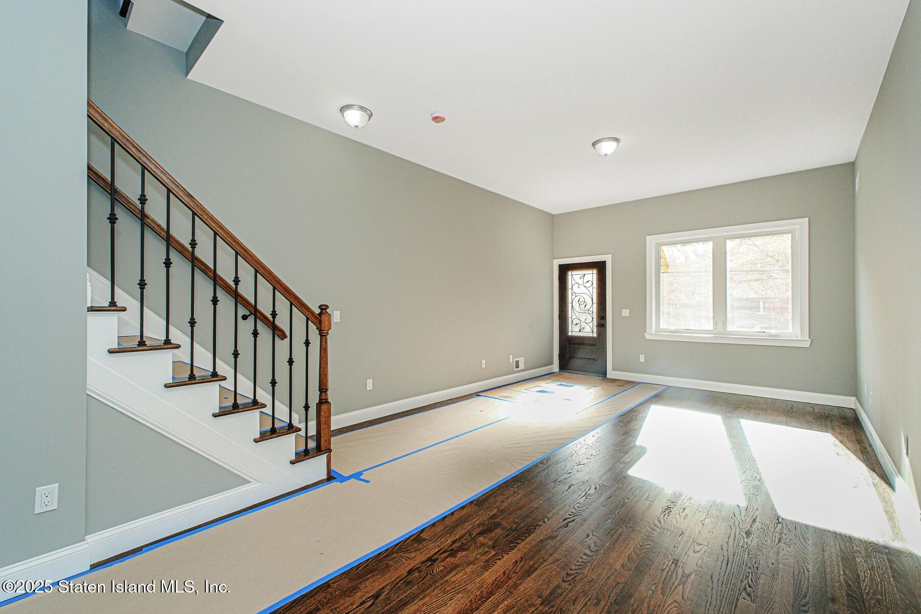 2441 Victory Boulevard Image 4