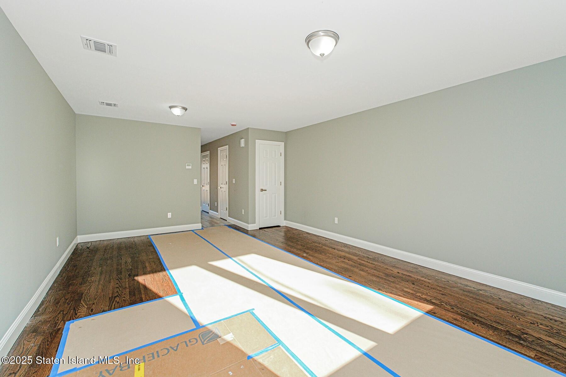 2437 Victory Boulevard Image 3