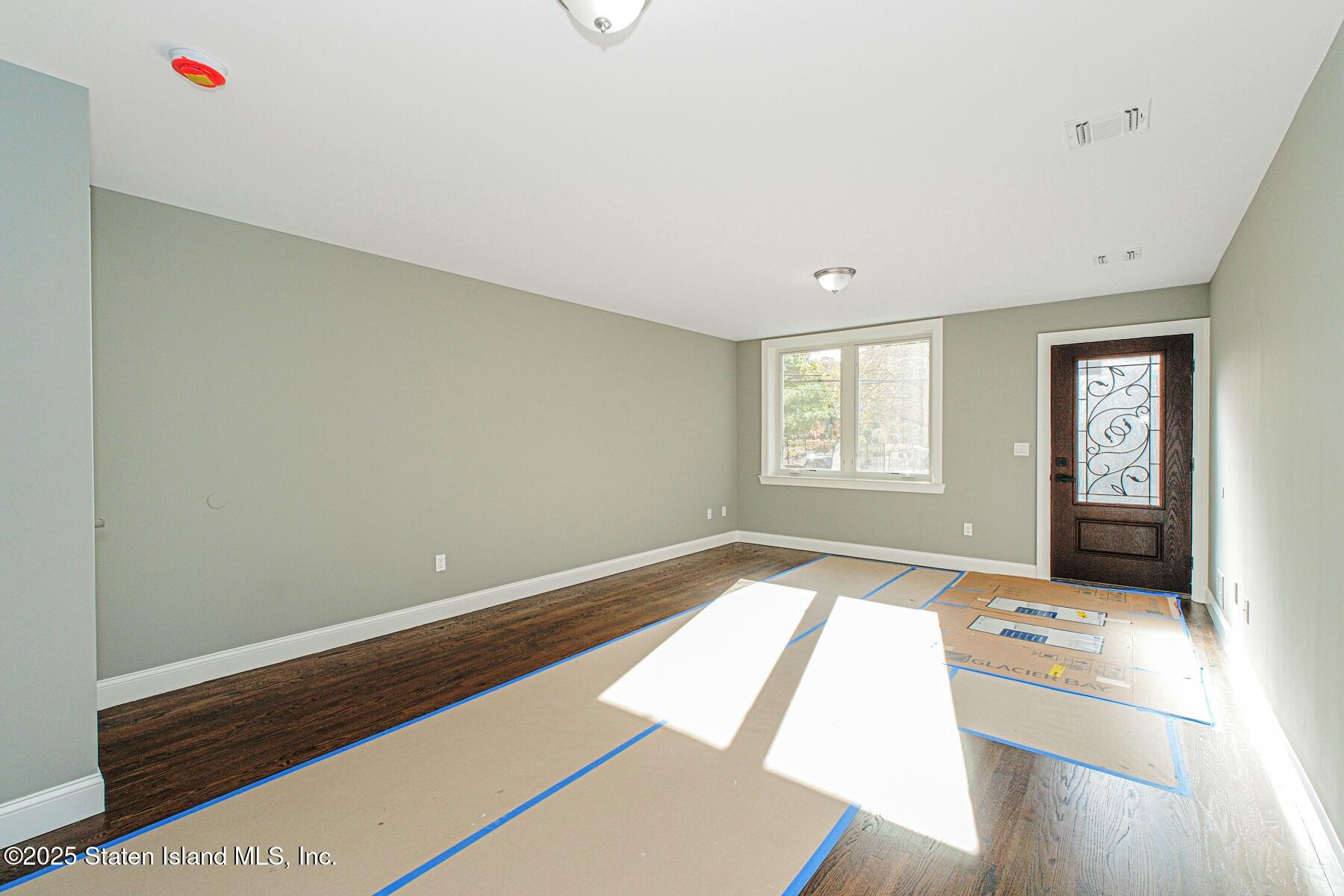 2437 Victory Boulevard Image 4