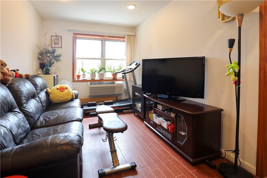 140 Avenue O 2R Image 5