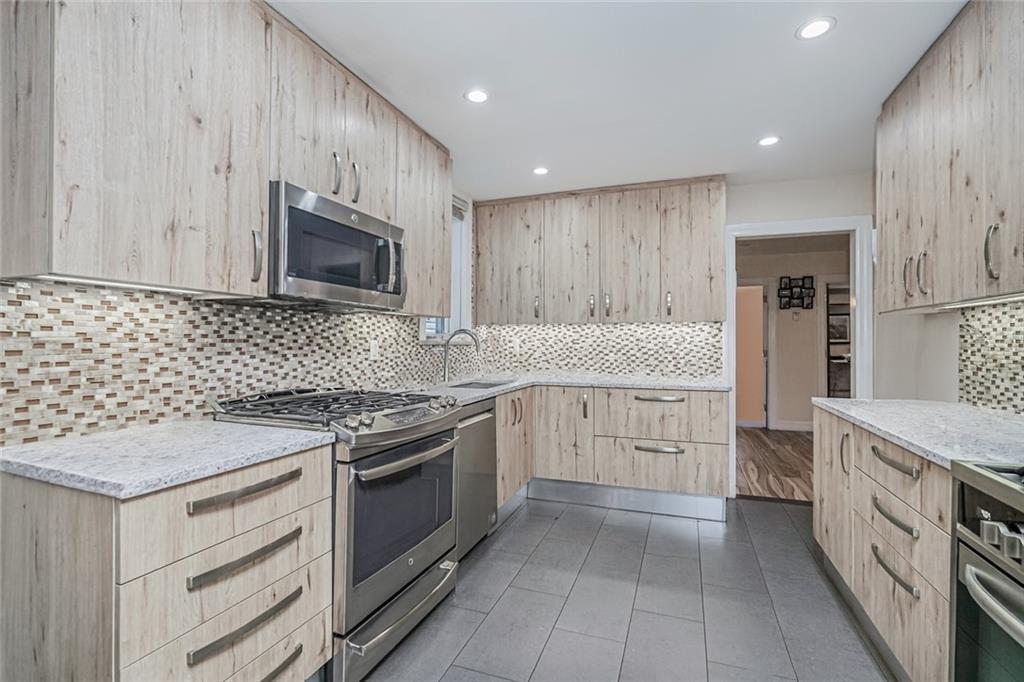 33 Manhattan Court, Brooklyn, New York, 11223 image 9