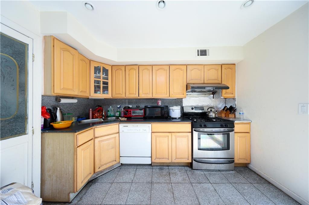 31 Giordan Court, Staten  Island, New York, 10303 image 7