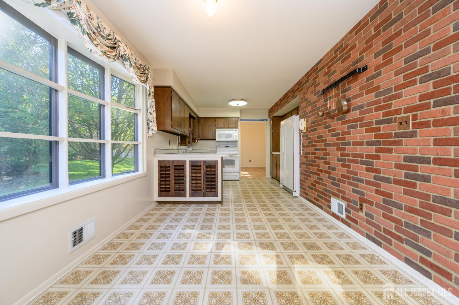 3996 Park Avenue Image 5