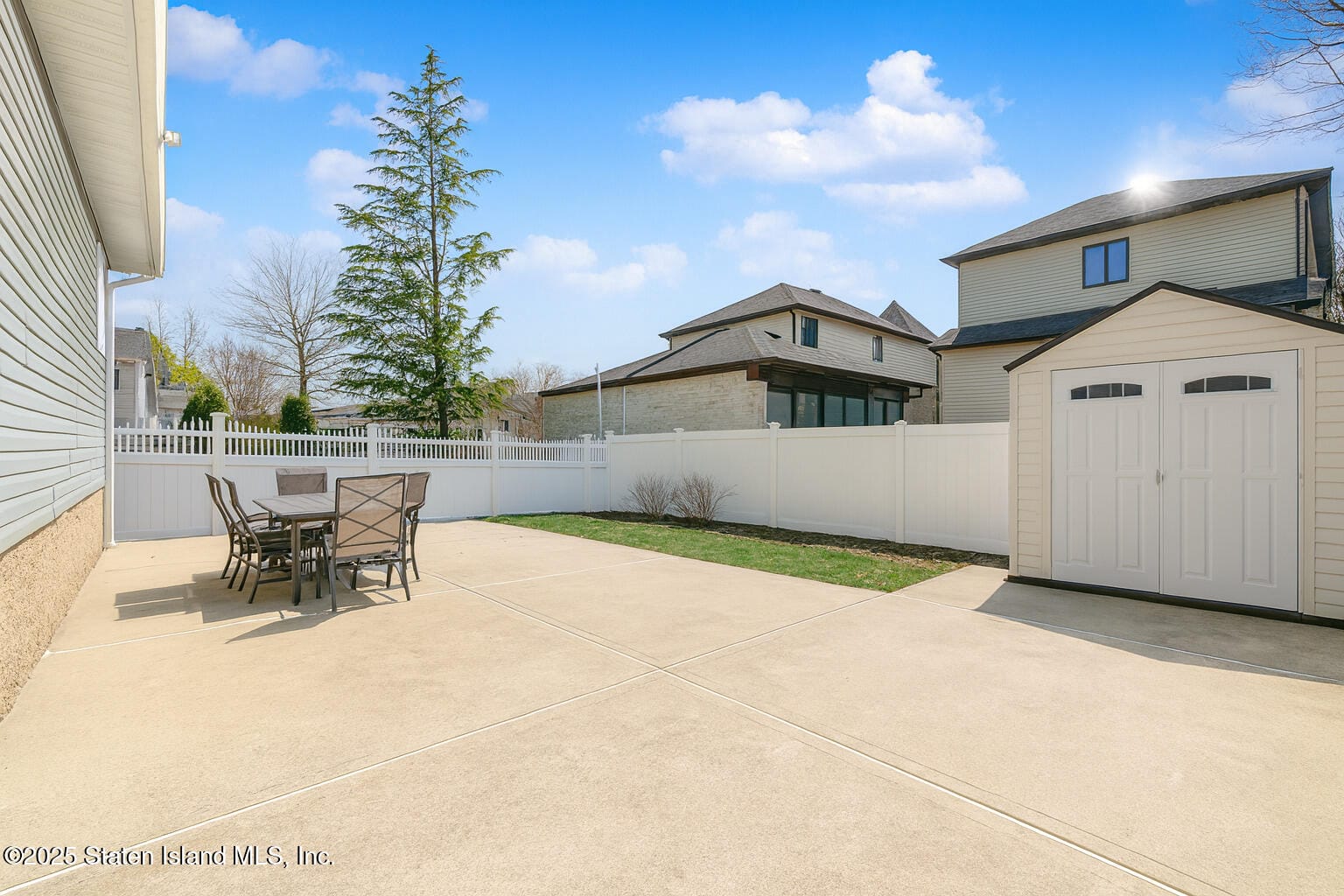 42 Acacia Avenue Image 5