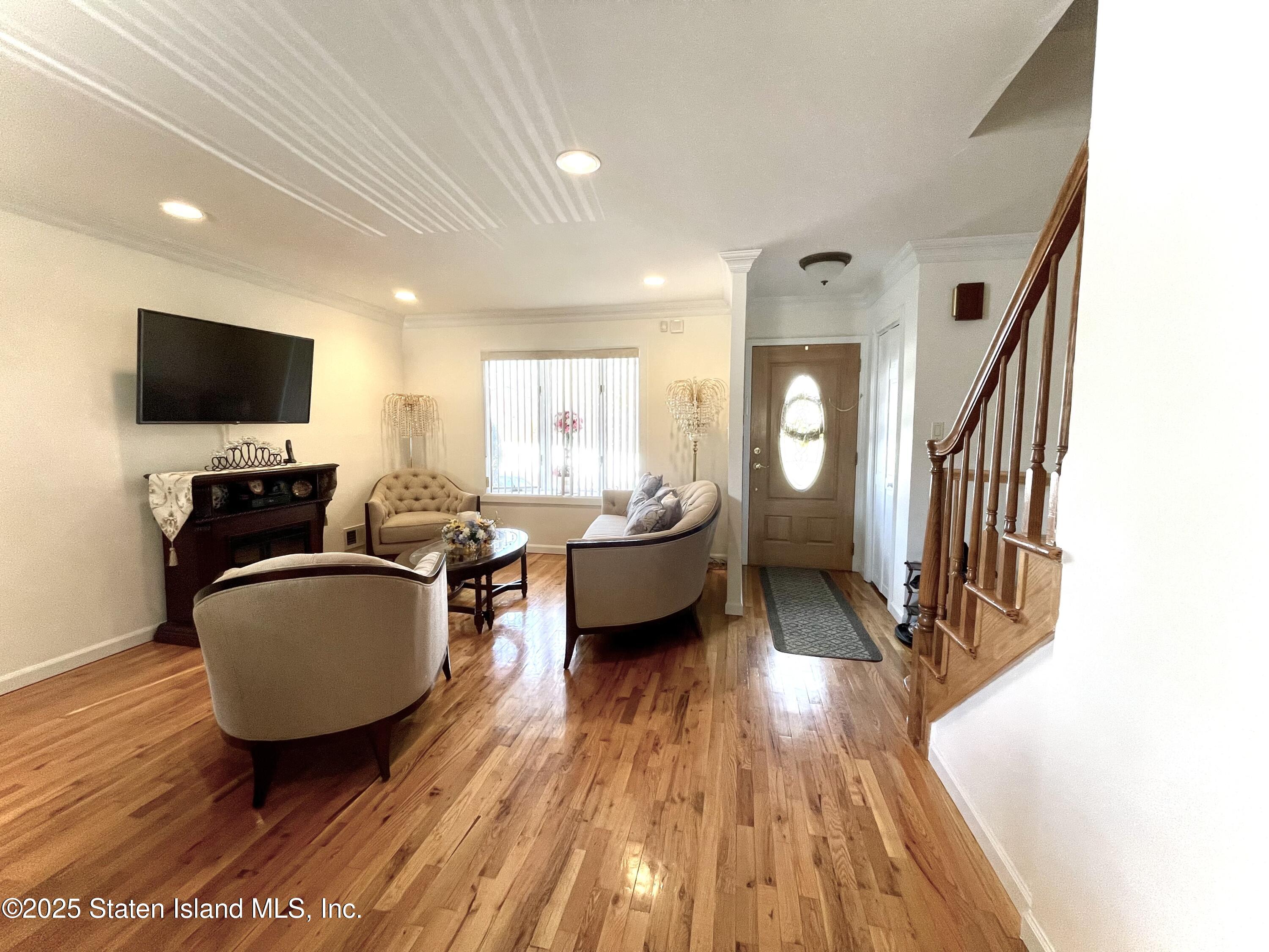 10 Token Street Image 4