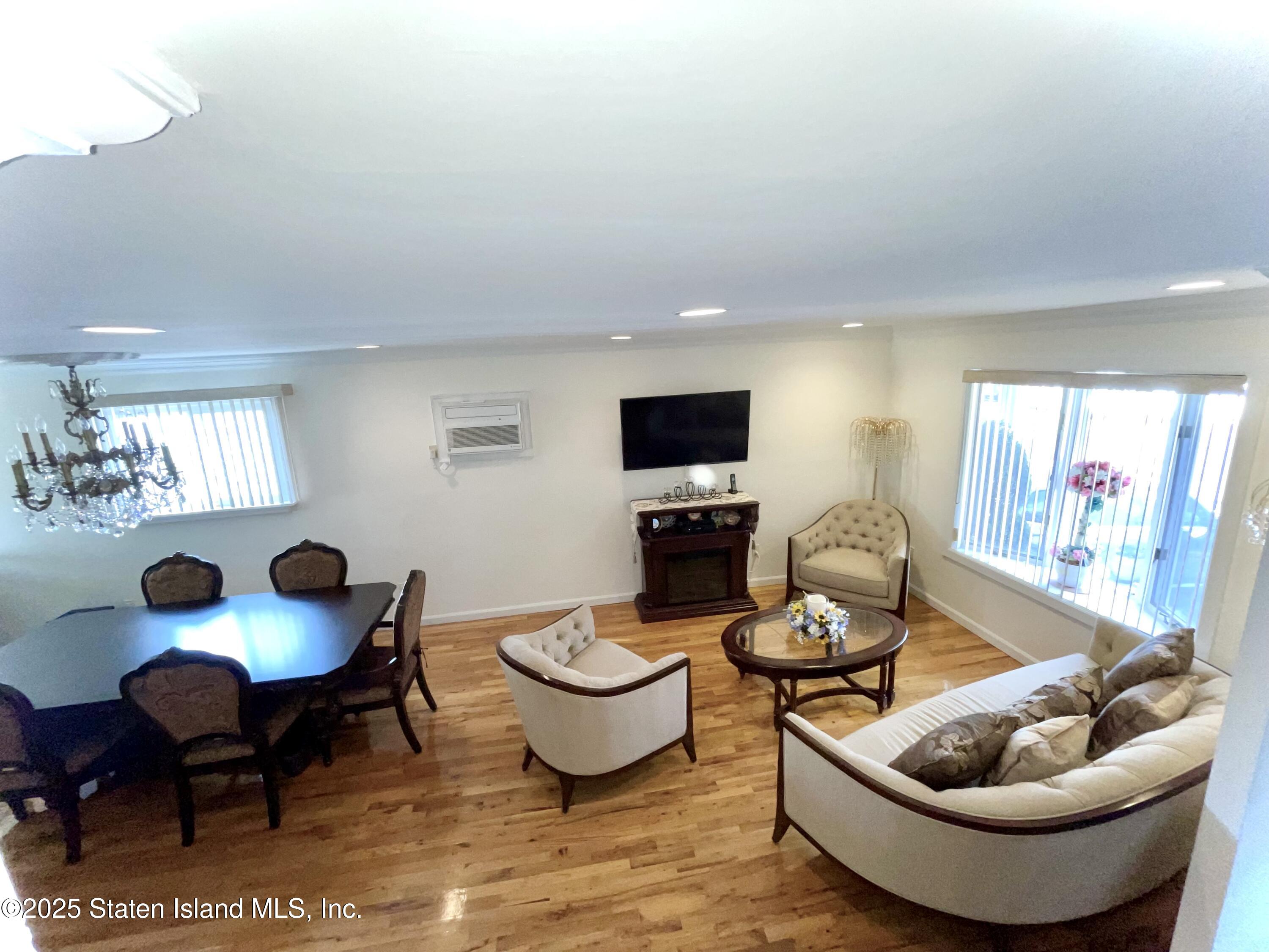 10 Token Street Image 5