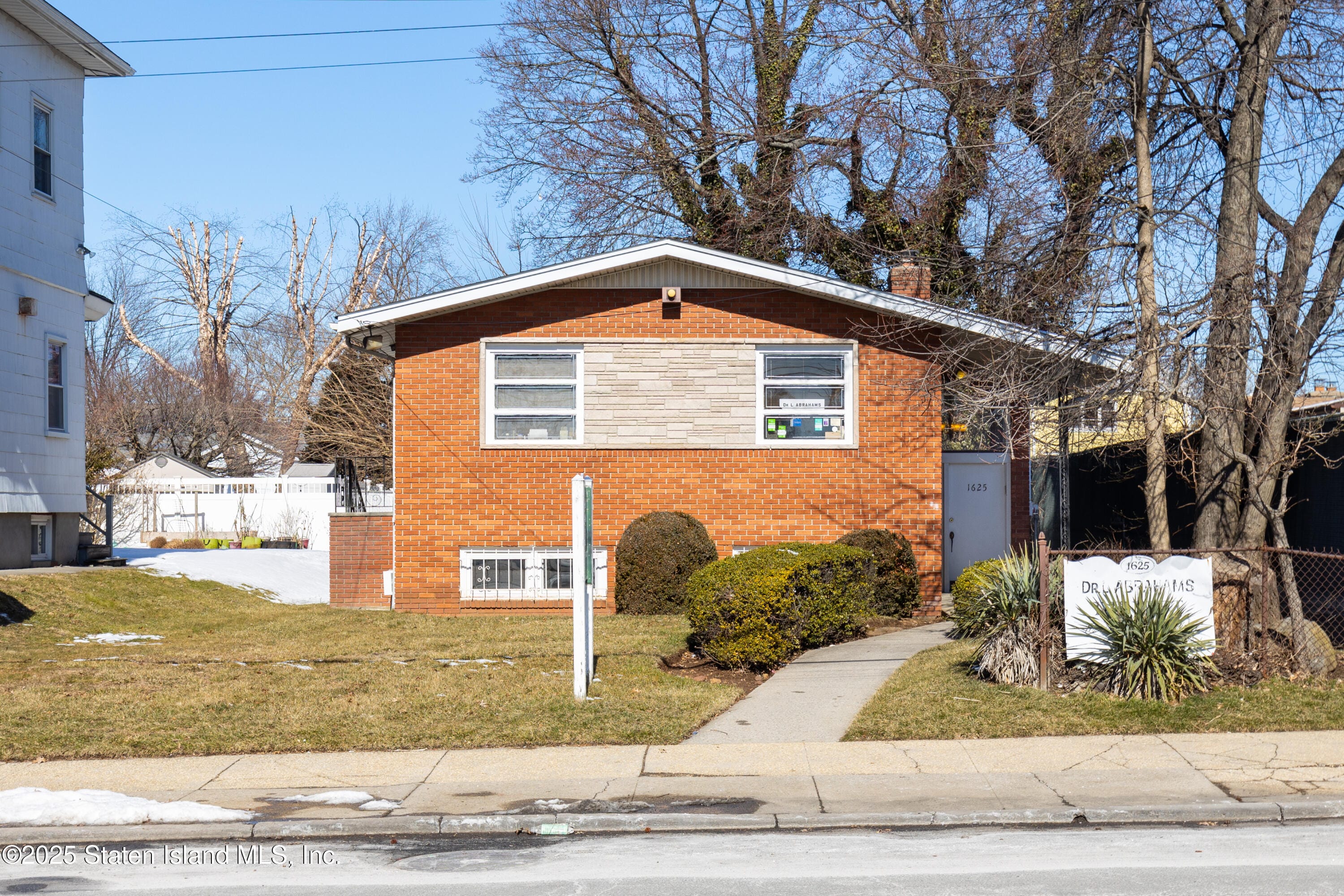1625 Victory Boulevard Image 1