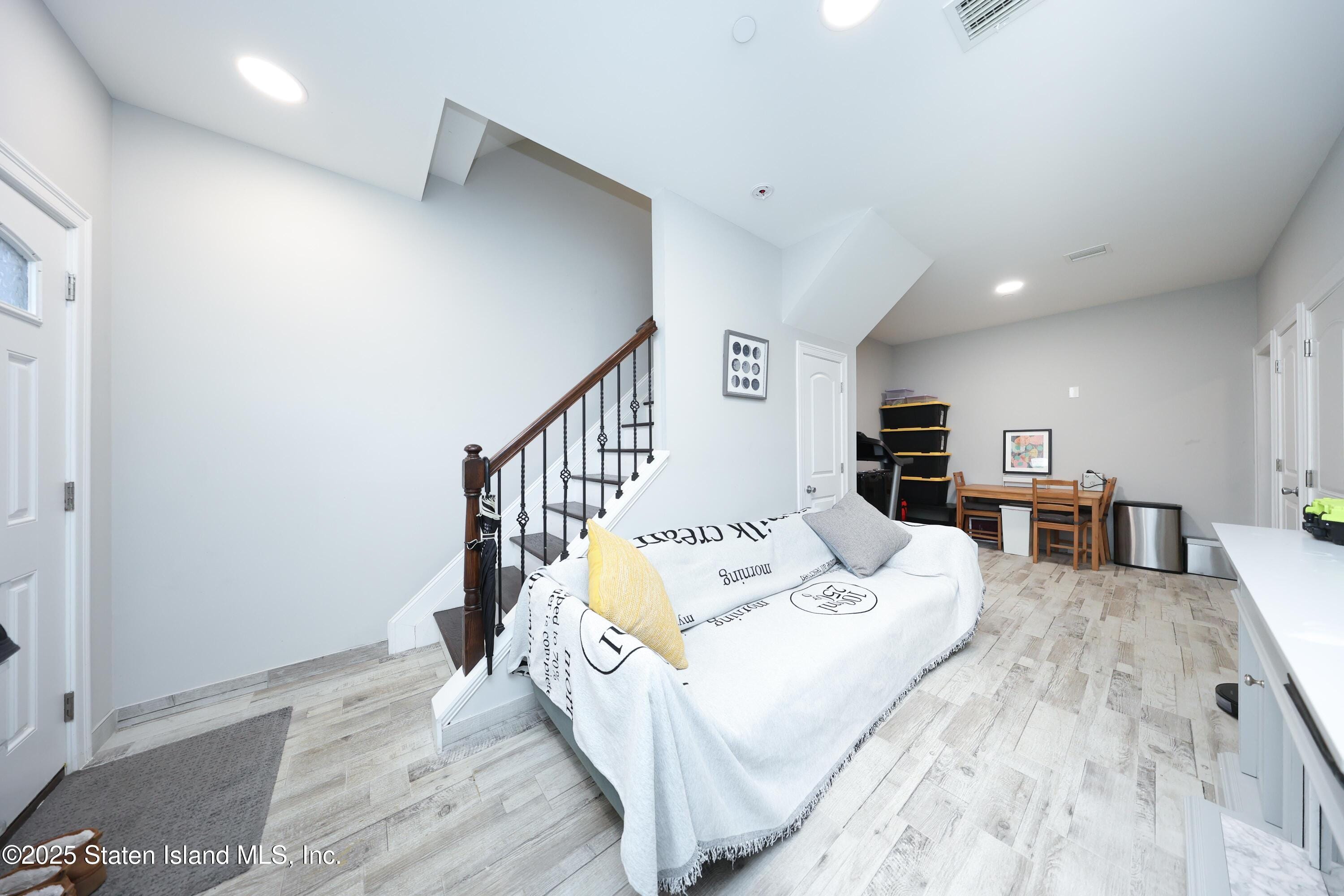 28 Wandel Ave Avenue Image 4