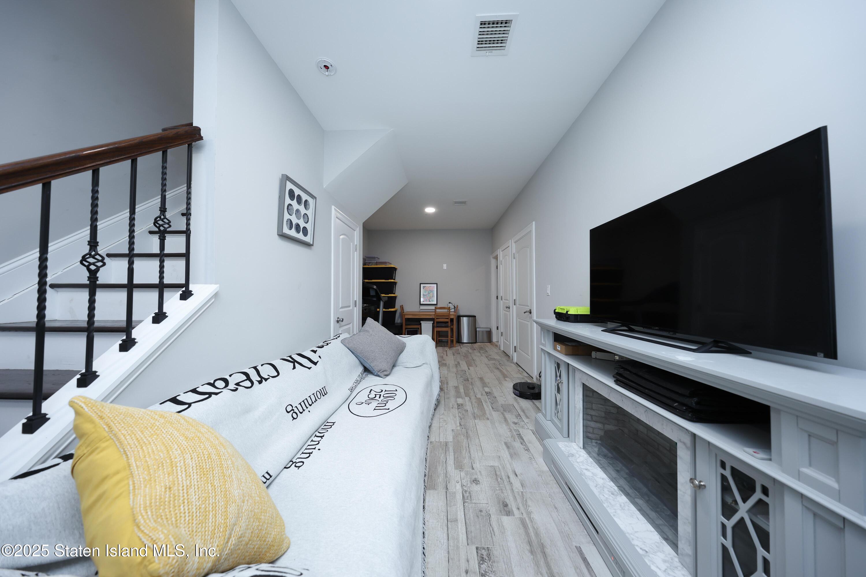 28 Wandel Ave Avenue Image 5