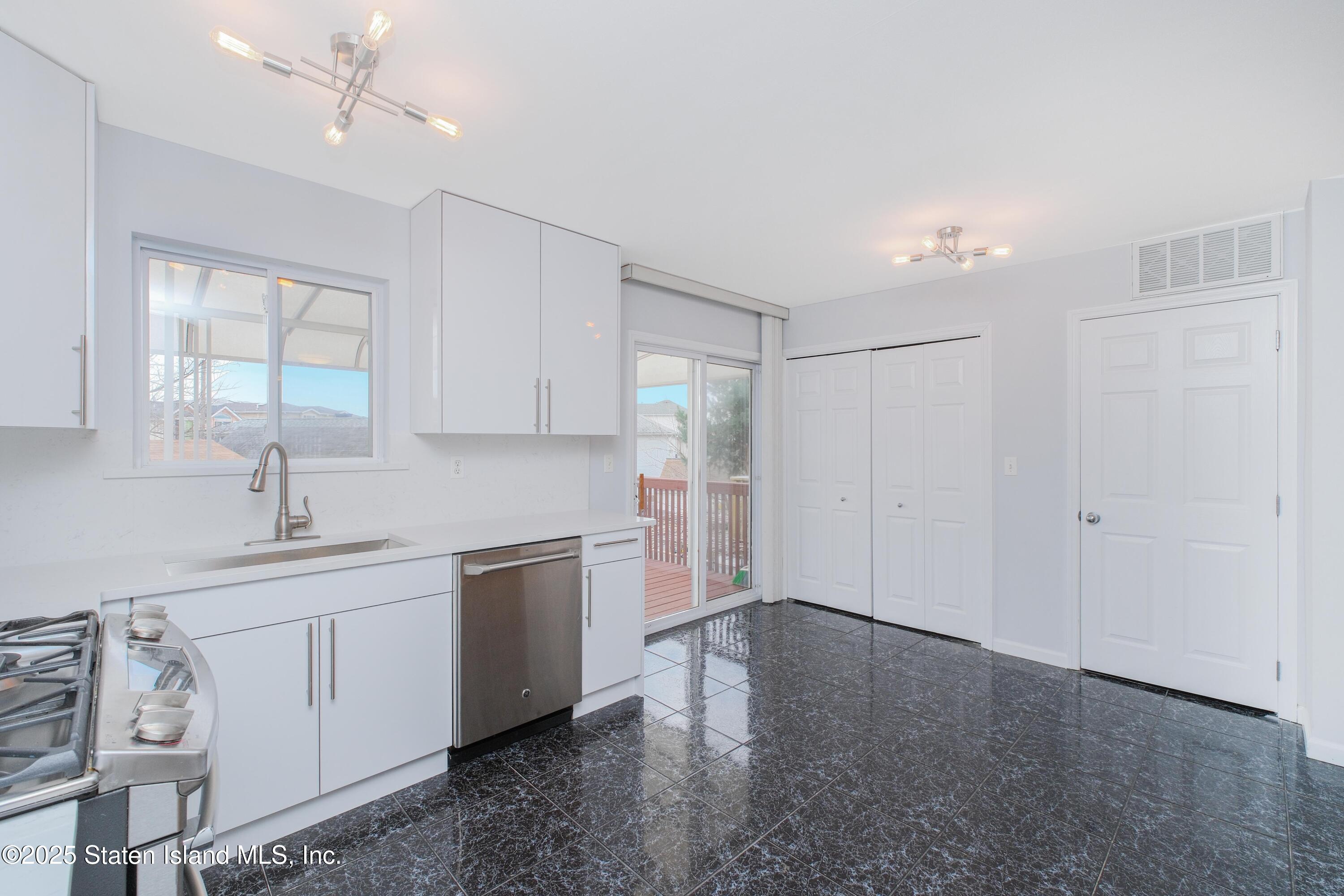 14 Ragazzi Lane, Staten Island, NY, 10305 image 12