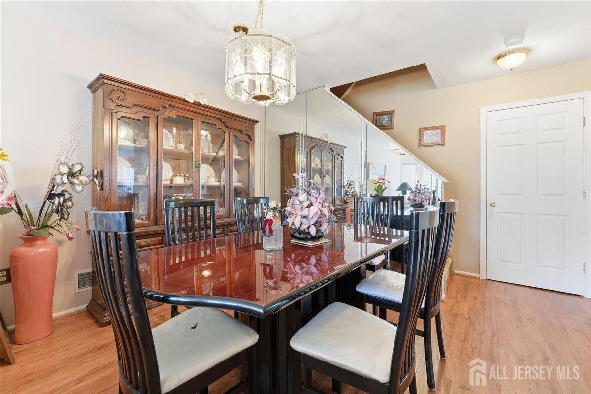 11 Letts Court Image 4