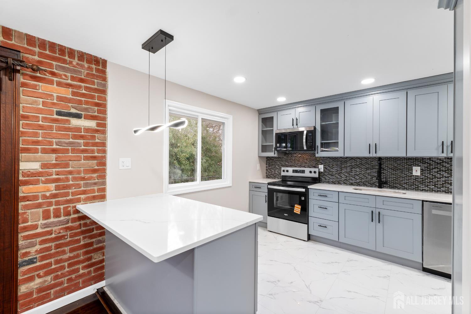 260 Grant Avenue Image 4