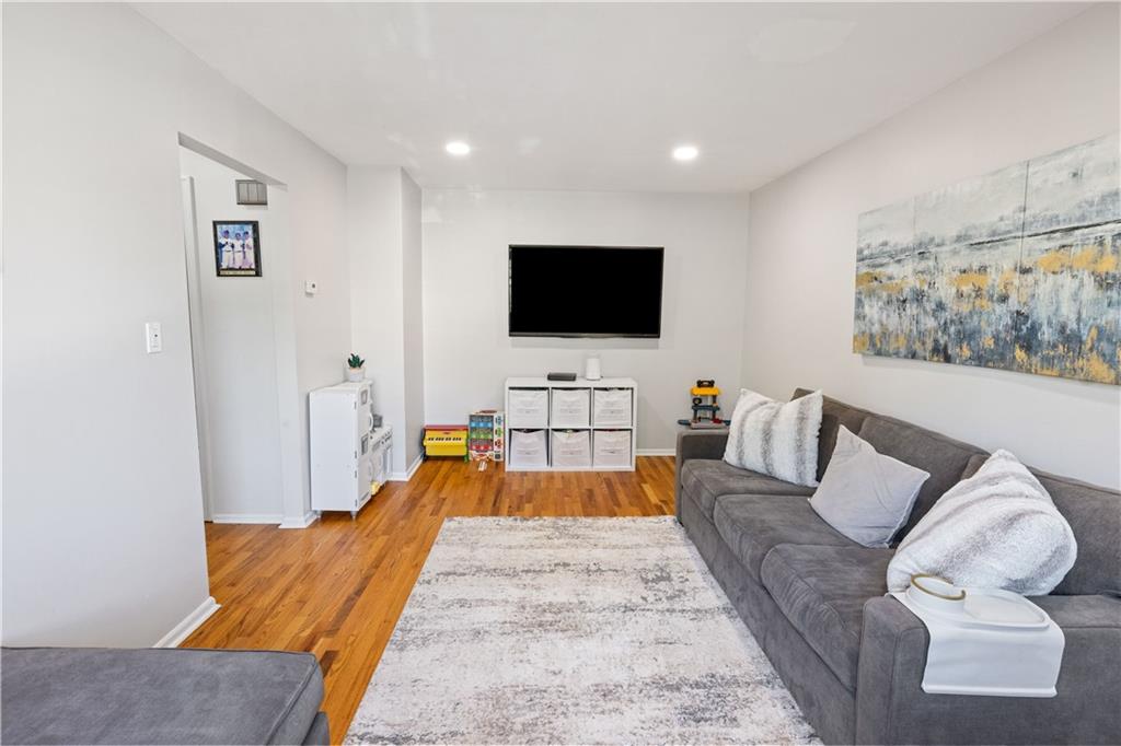 40 Rockwell Avenue Image 4