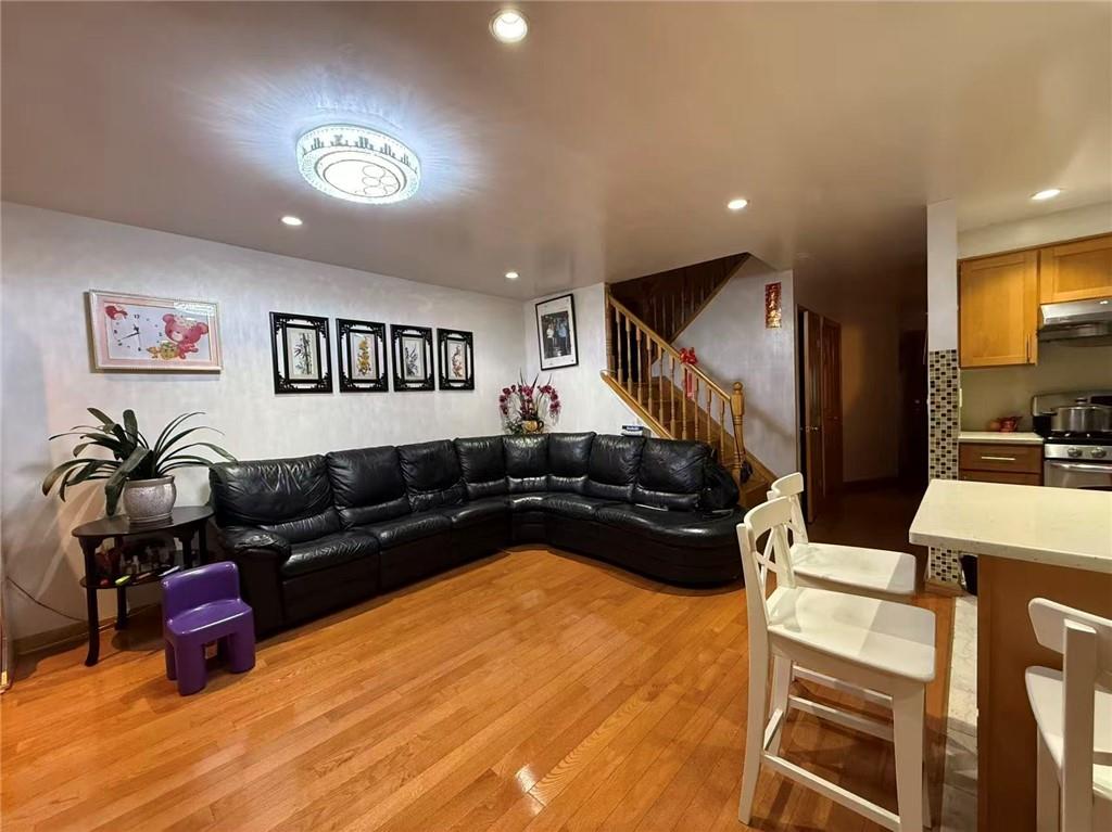 2856 West 30th Street Image 4