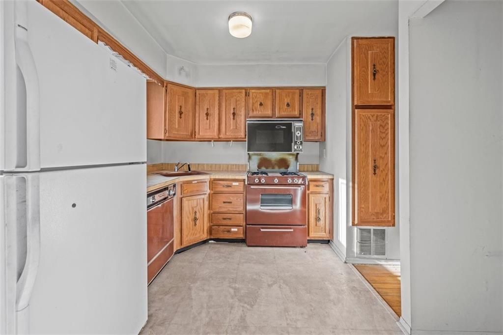 Withheld Withheld 1, Brooklyn, New York, 10305 image 6