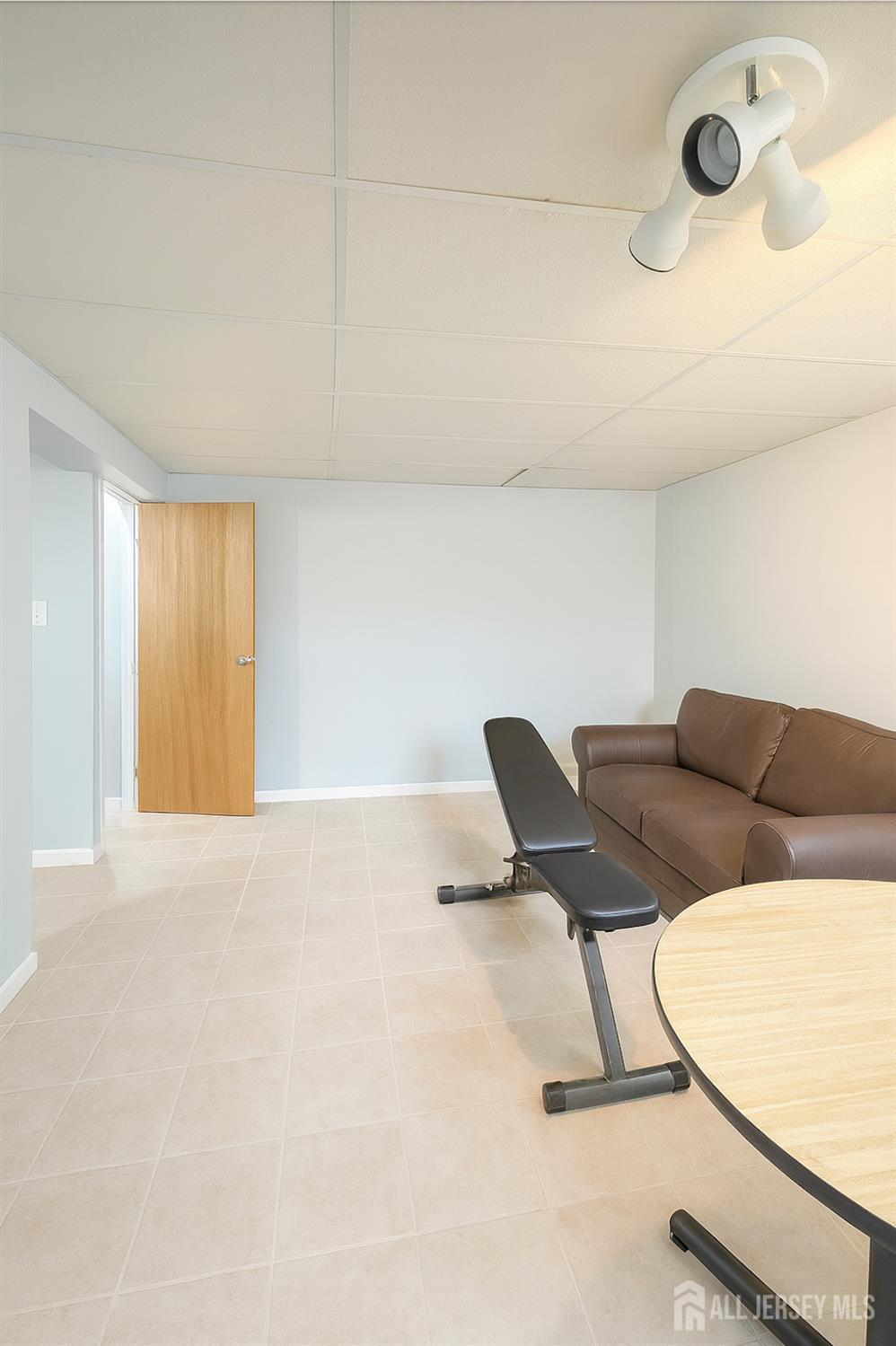 401 SHARON GARDEN Court Image 4