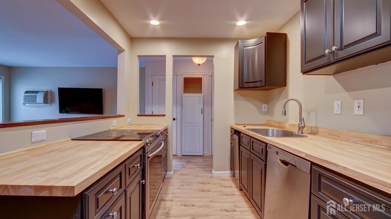 167 Amberly Drive C Image 4