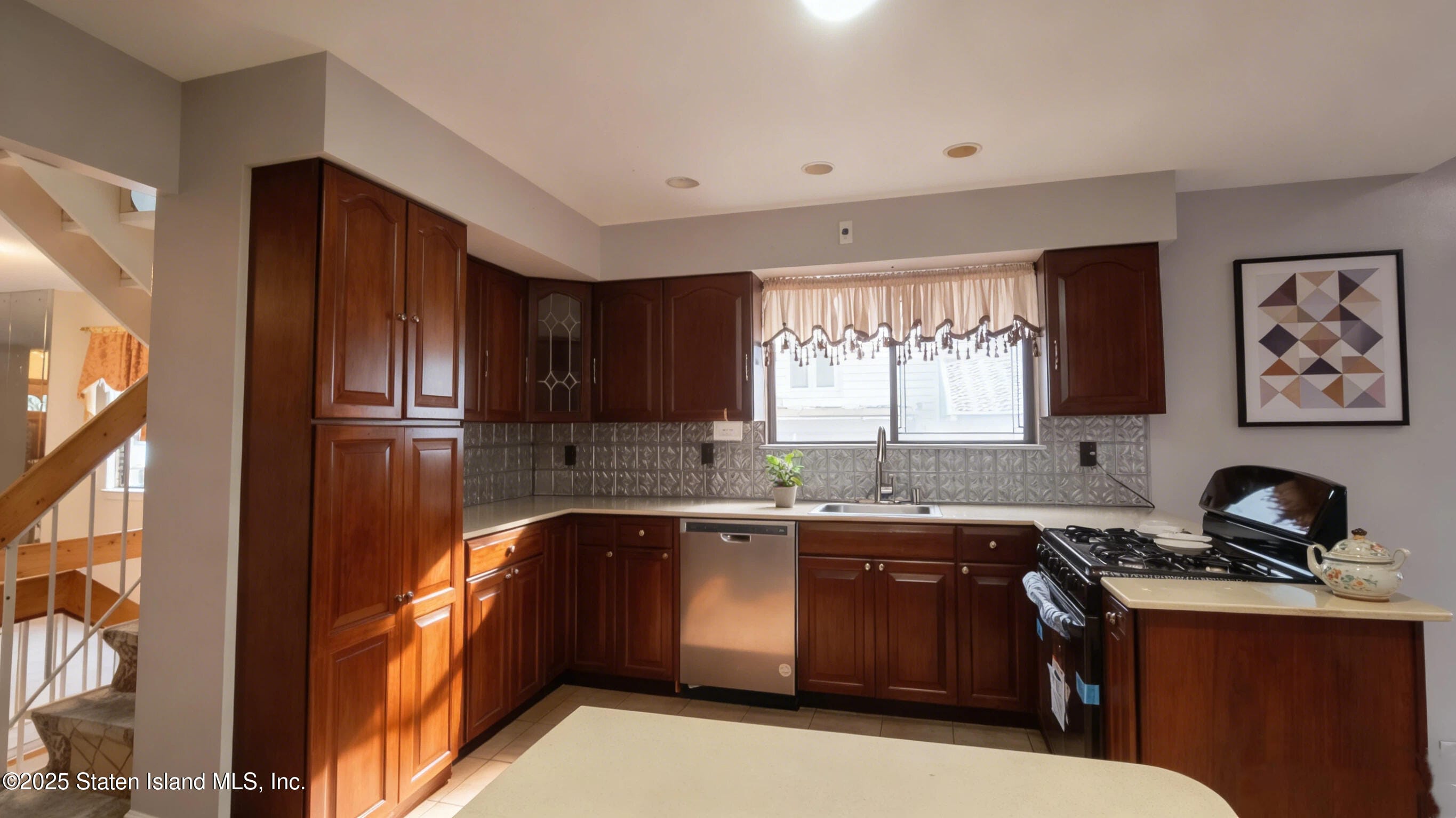 16 Travis Avenue Image 4