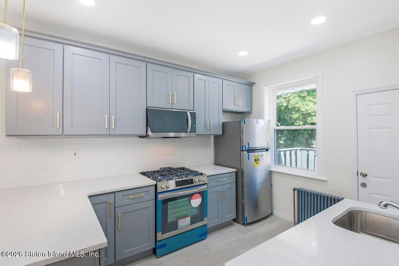 490 Van Duzer Street Image 4