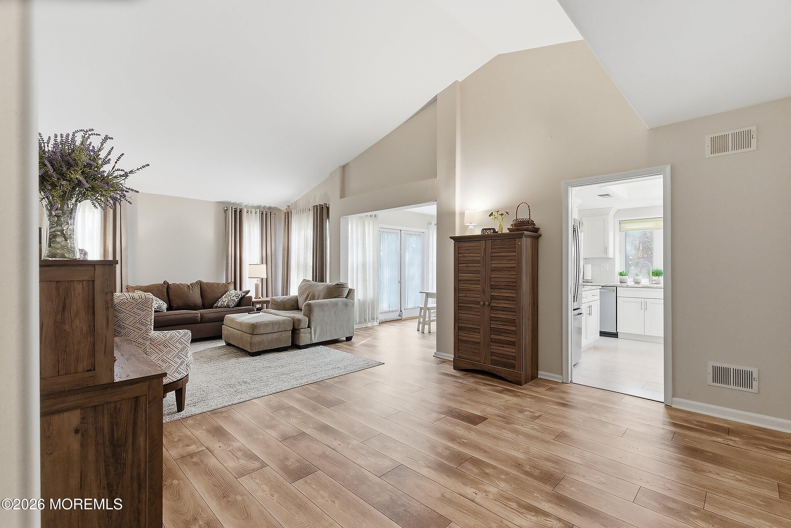 891B Stratford Court B Image 4