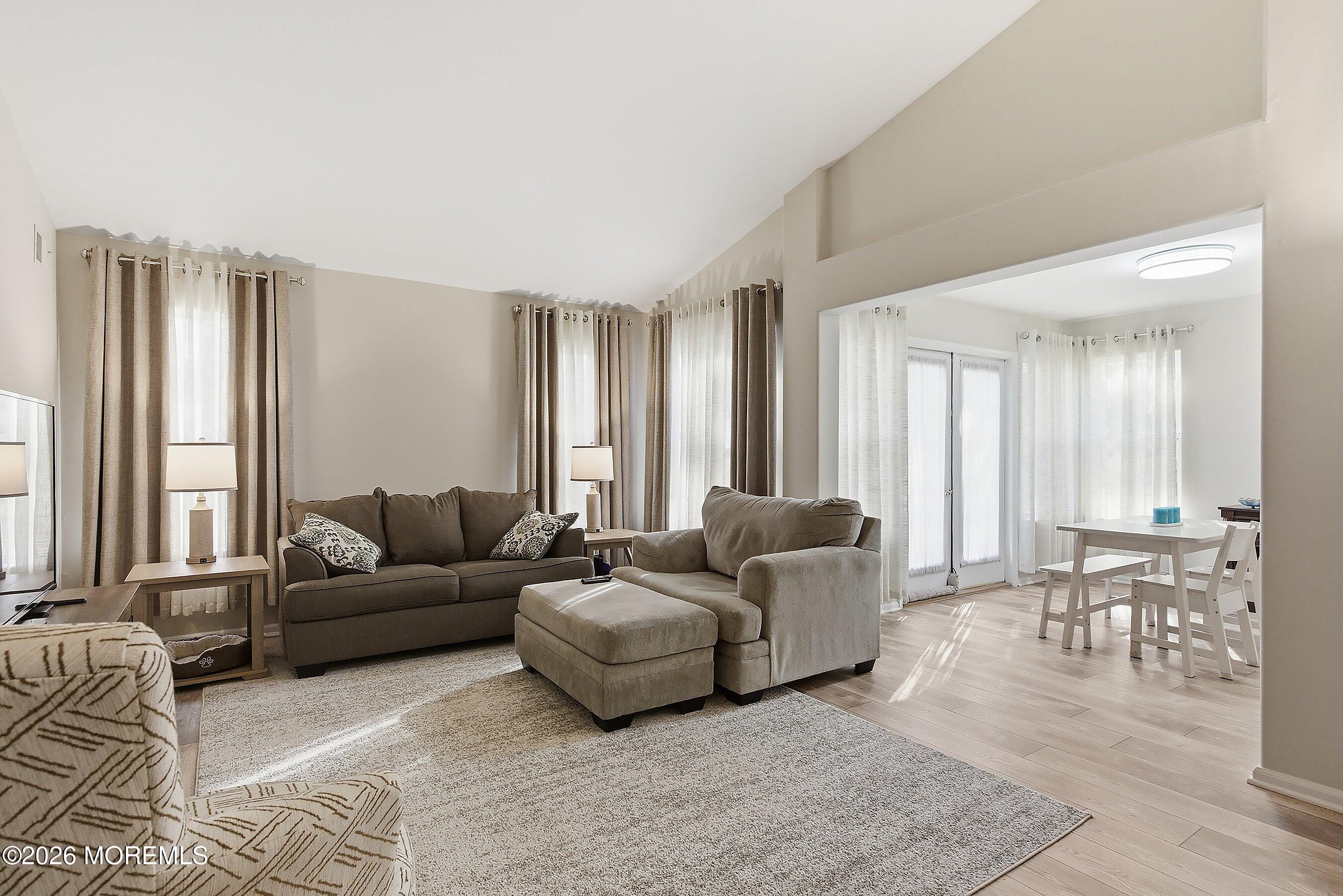 891B Stratford Court B Image 5