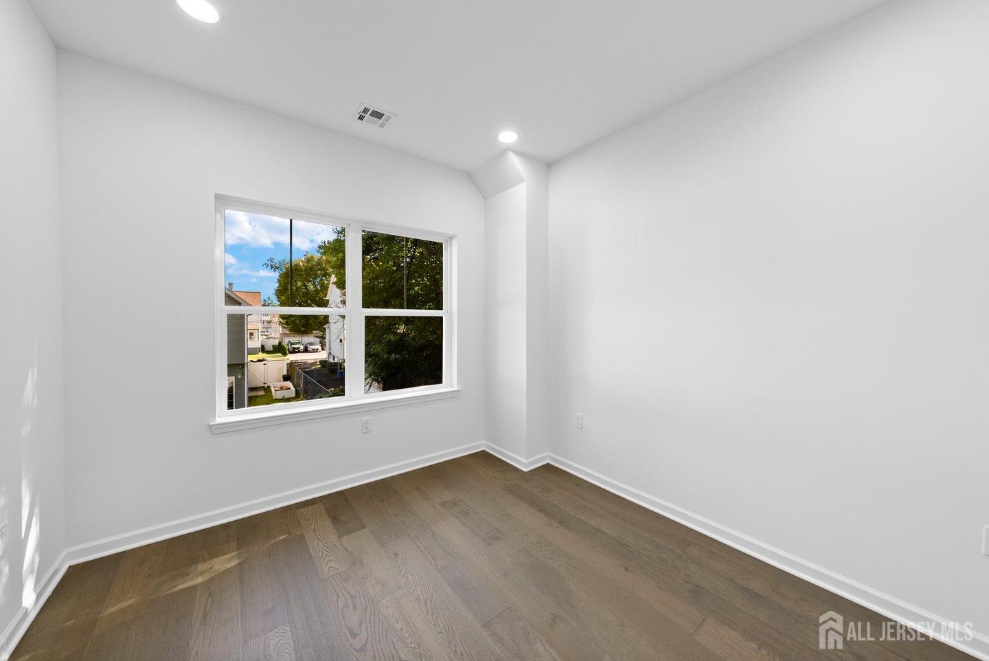 410 Morris Place Image 5