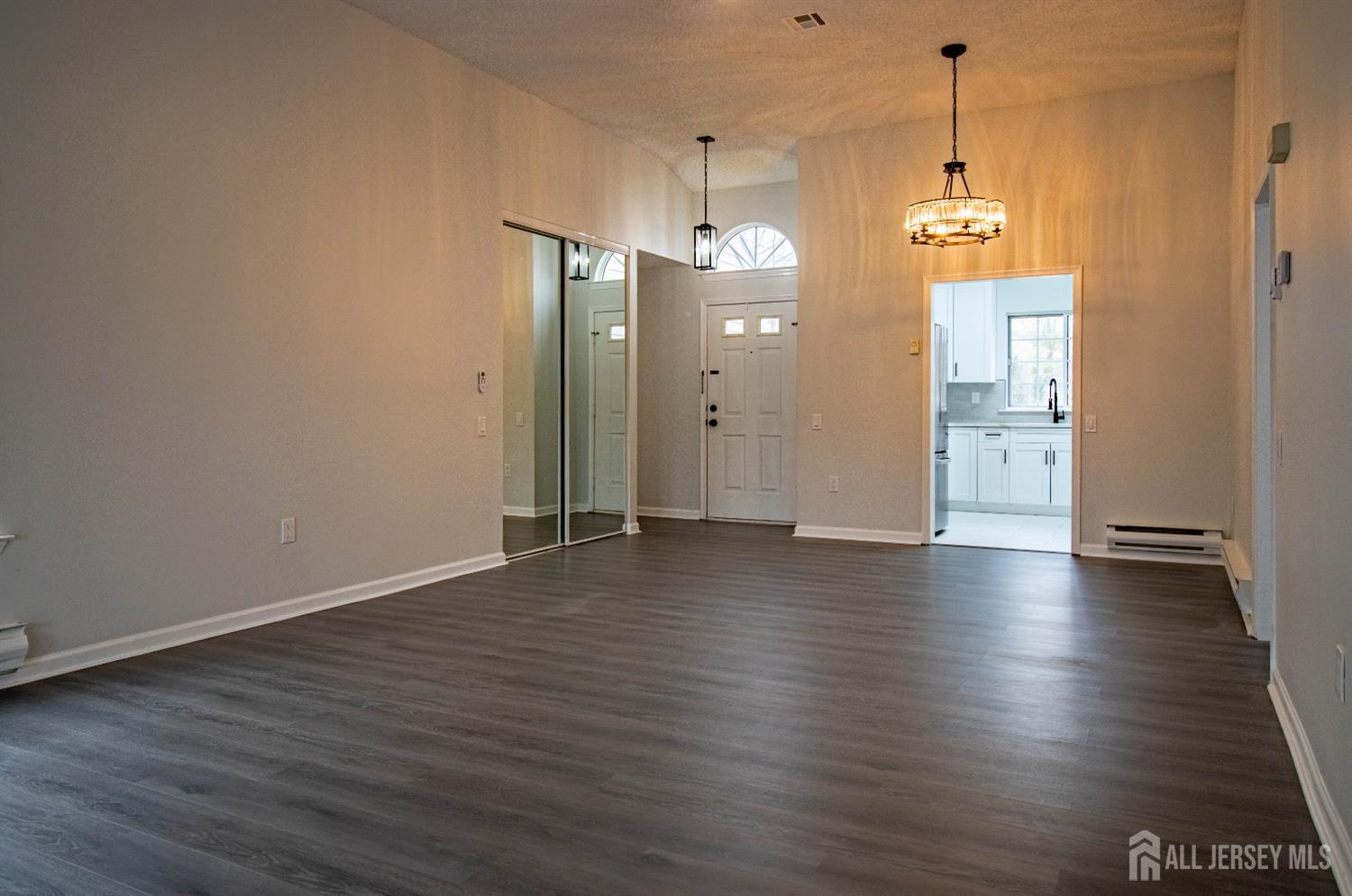 659-B Azalea Plaza Image 4