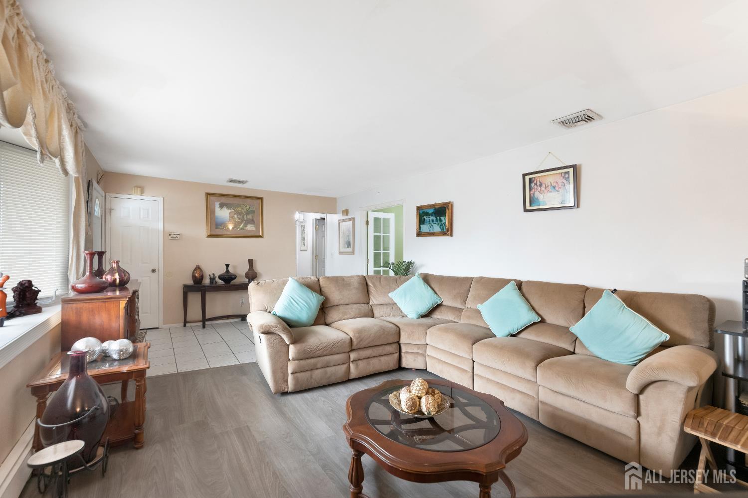 220 Montrose Avenue Image 3