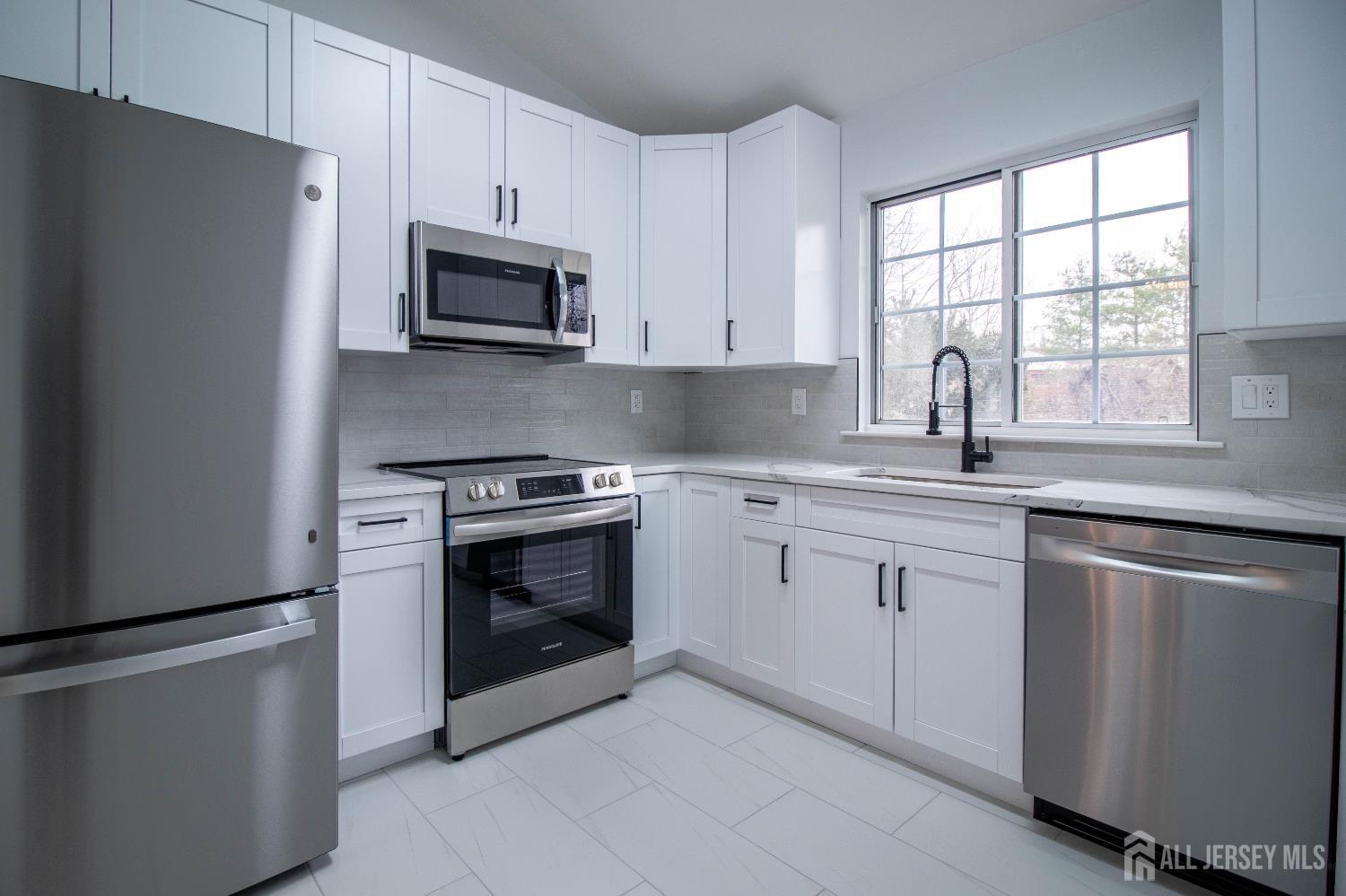 659-B Azalea Plaza Image 2