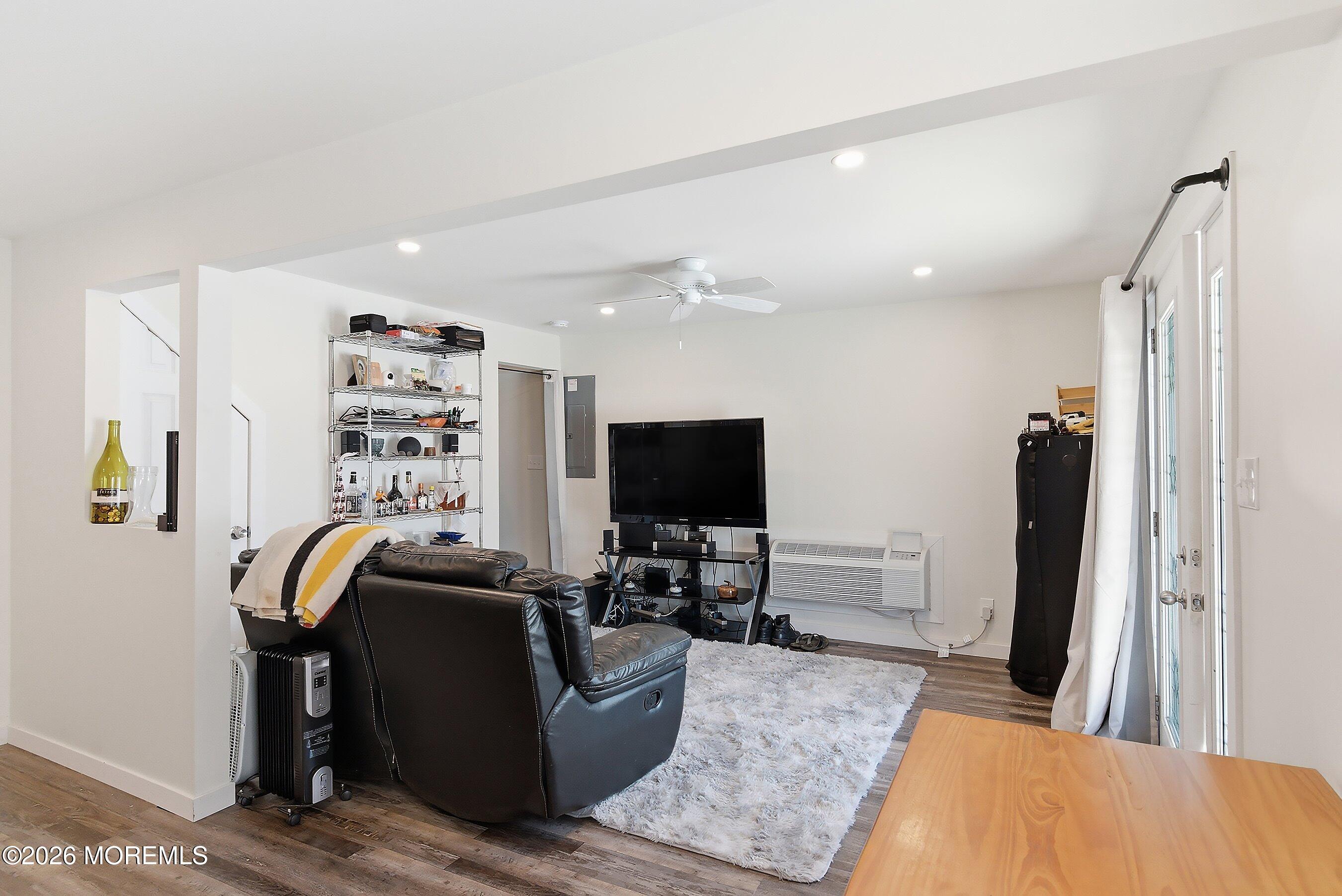 743 W Pine Street Image 5