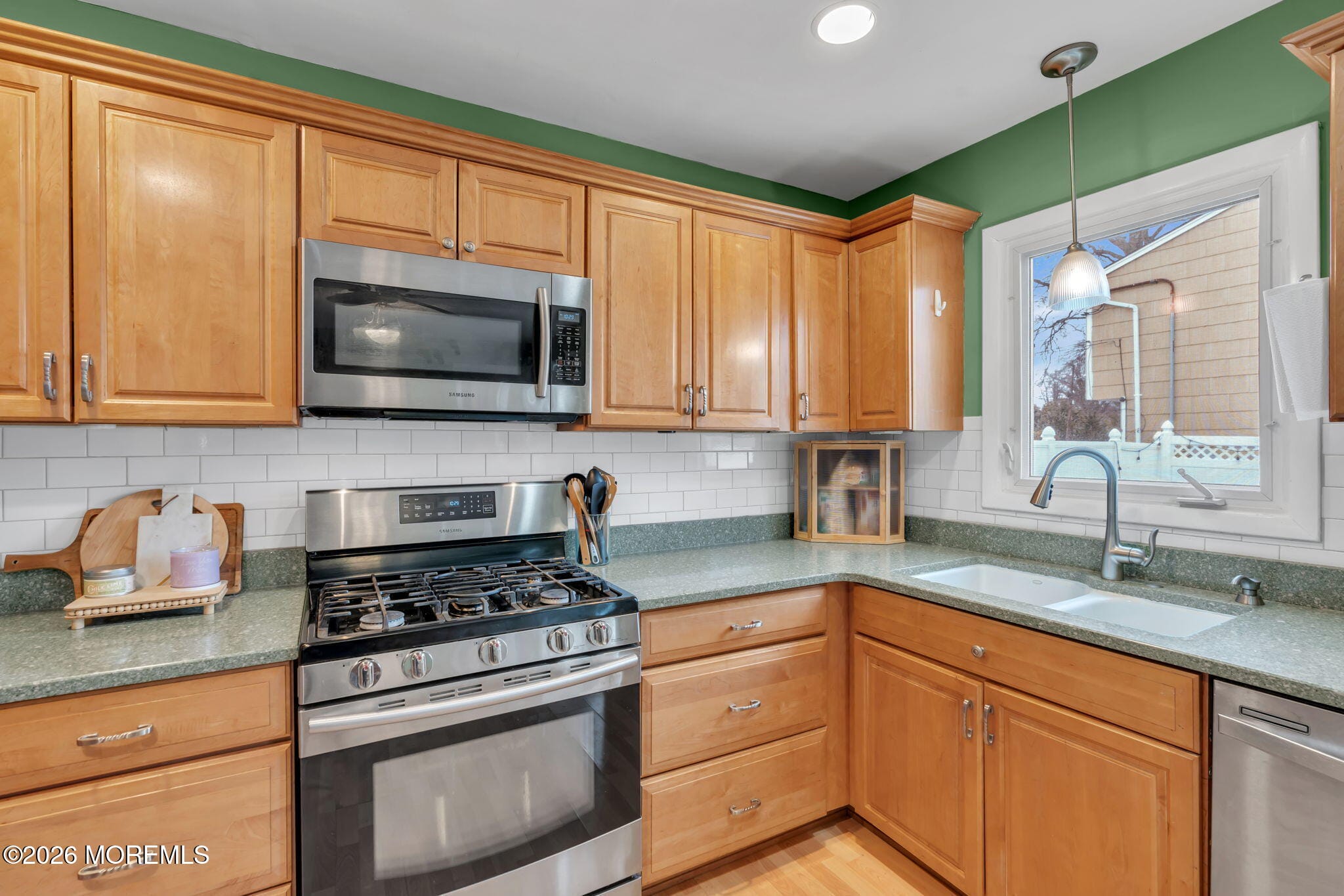 326 Thompson Avenue Image 5