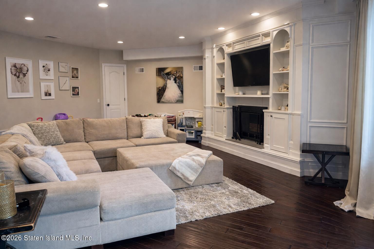 24 Harbour Court Image 2