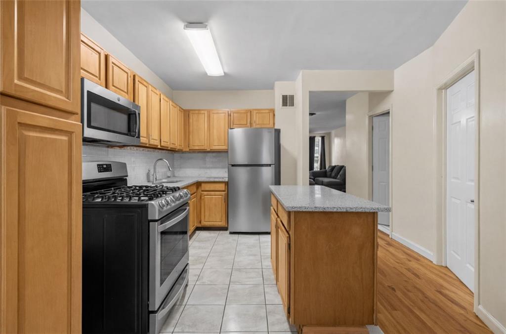 10 Gunther Place, Brooklyn, New York, 11233