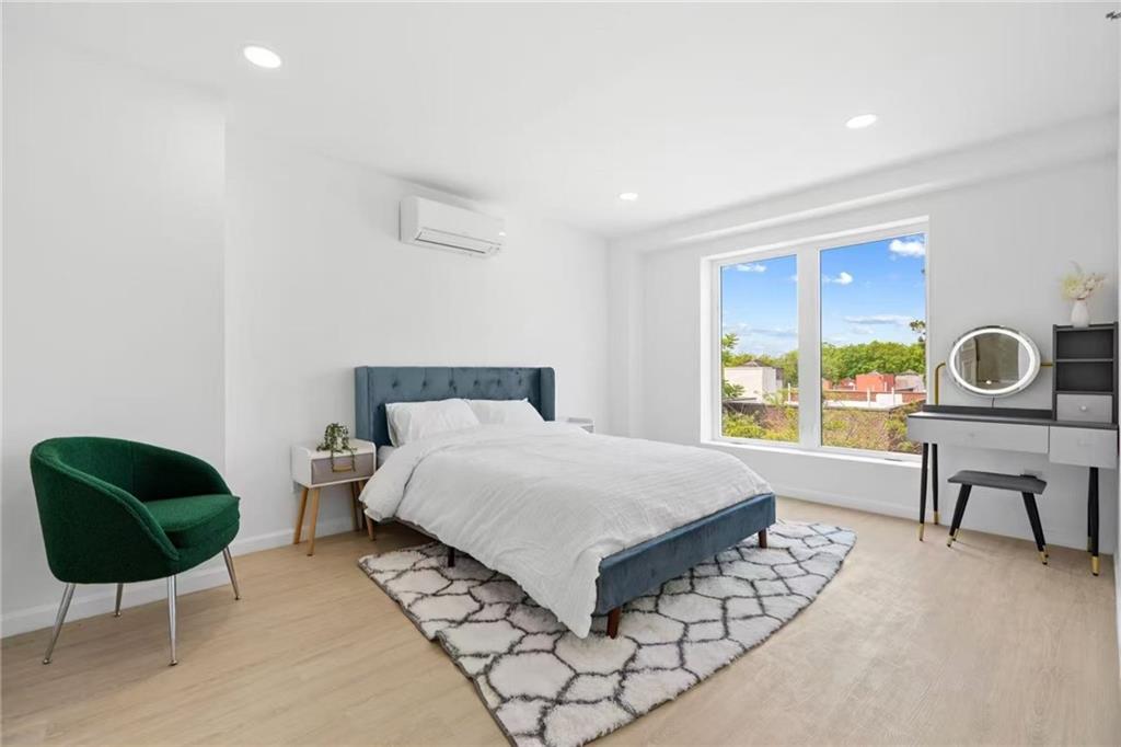 42-80 Main Street 5E Image 4