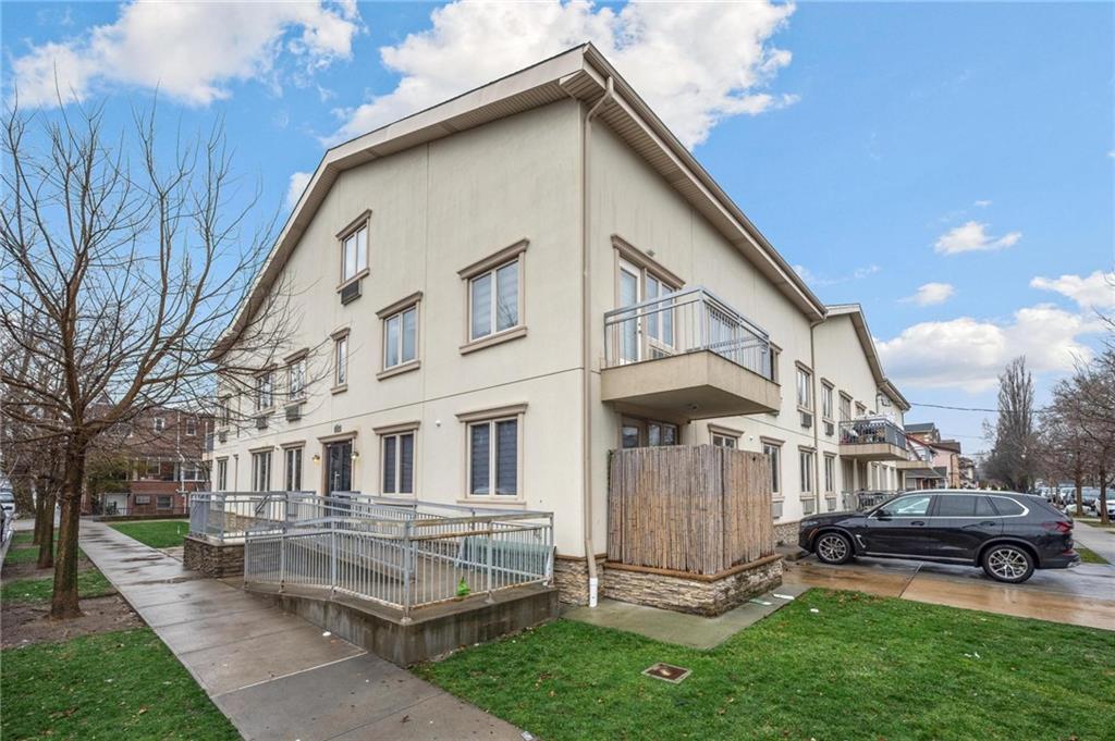 2517 Voorhies Avenue 1J Image 3