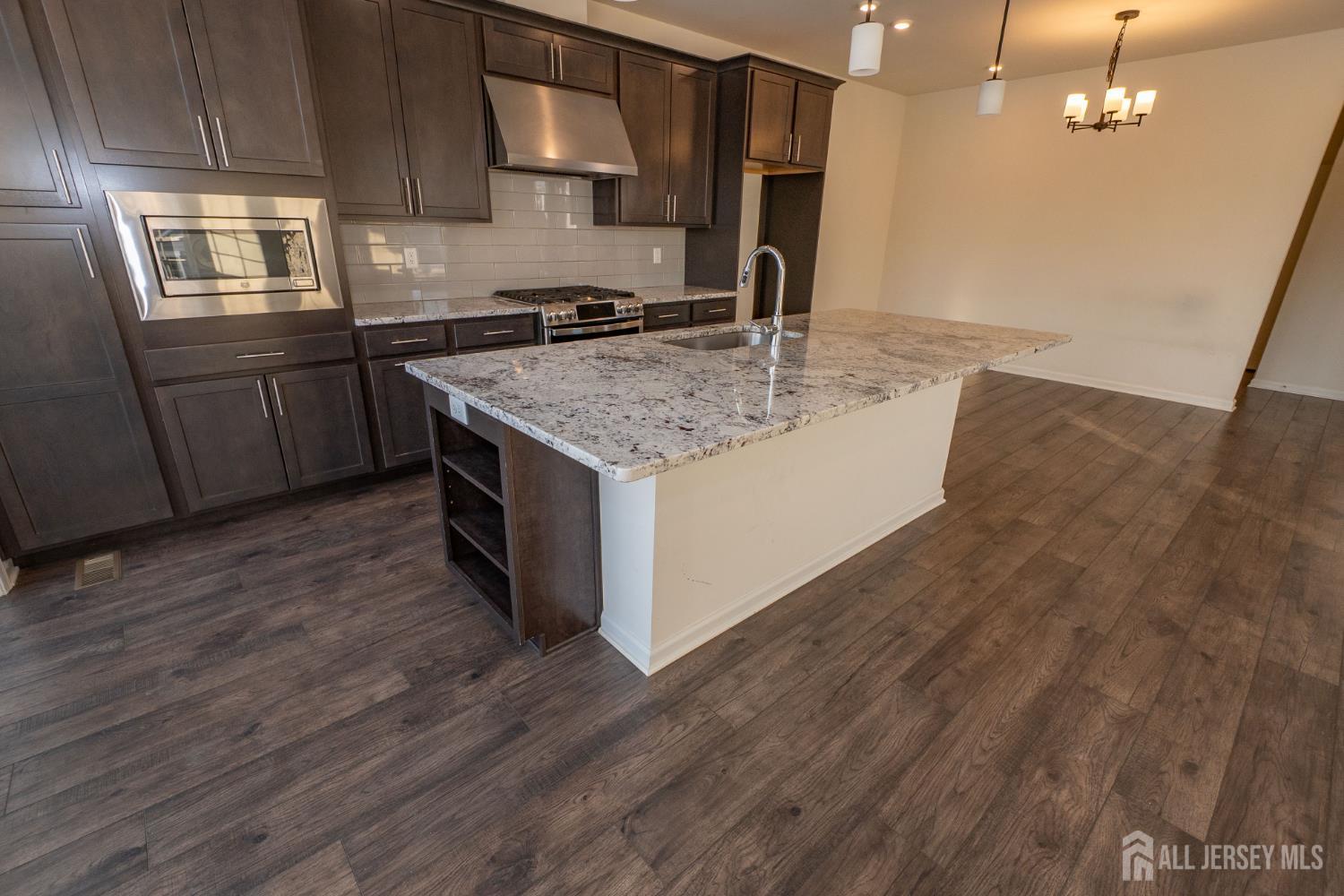 601 Charleston Drive Image 5