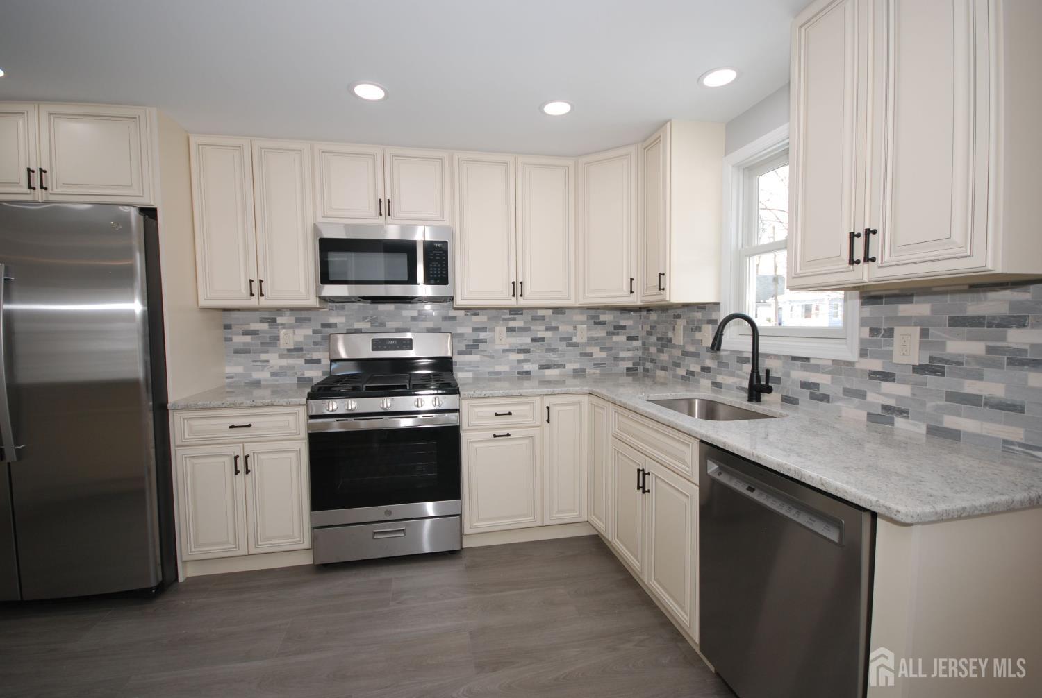 824 Drake Avenue Image 5