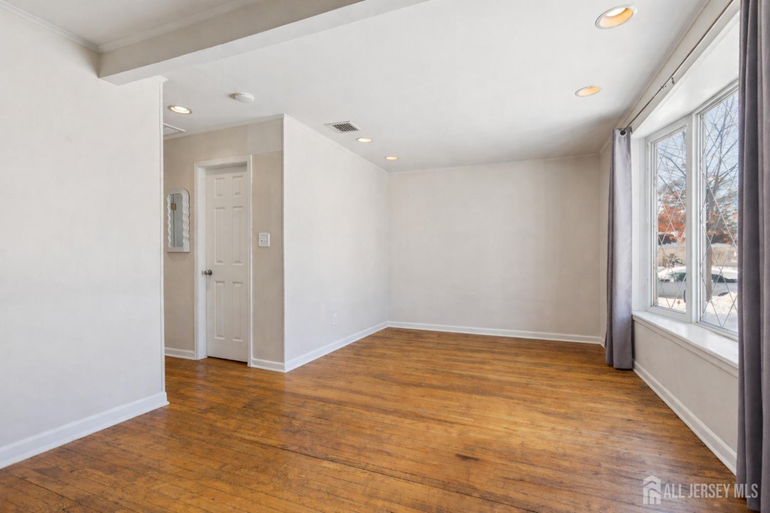 584 Garden Avenue Image 5