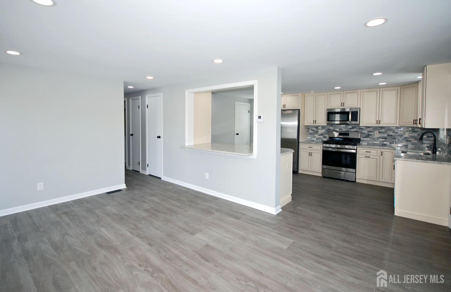 824 Drake Avenue Image 4